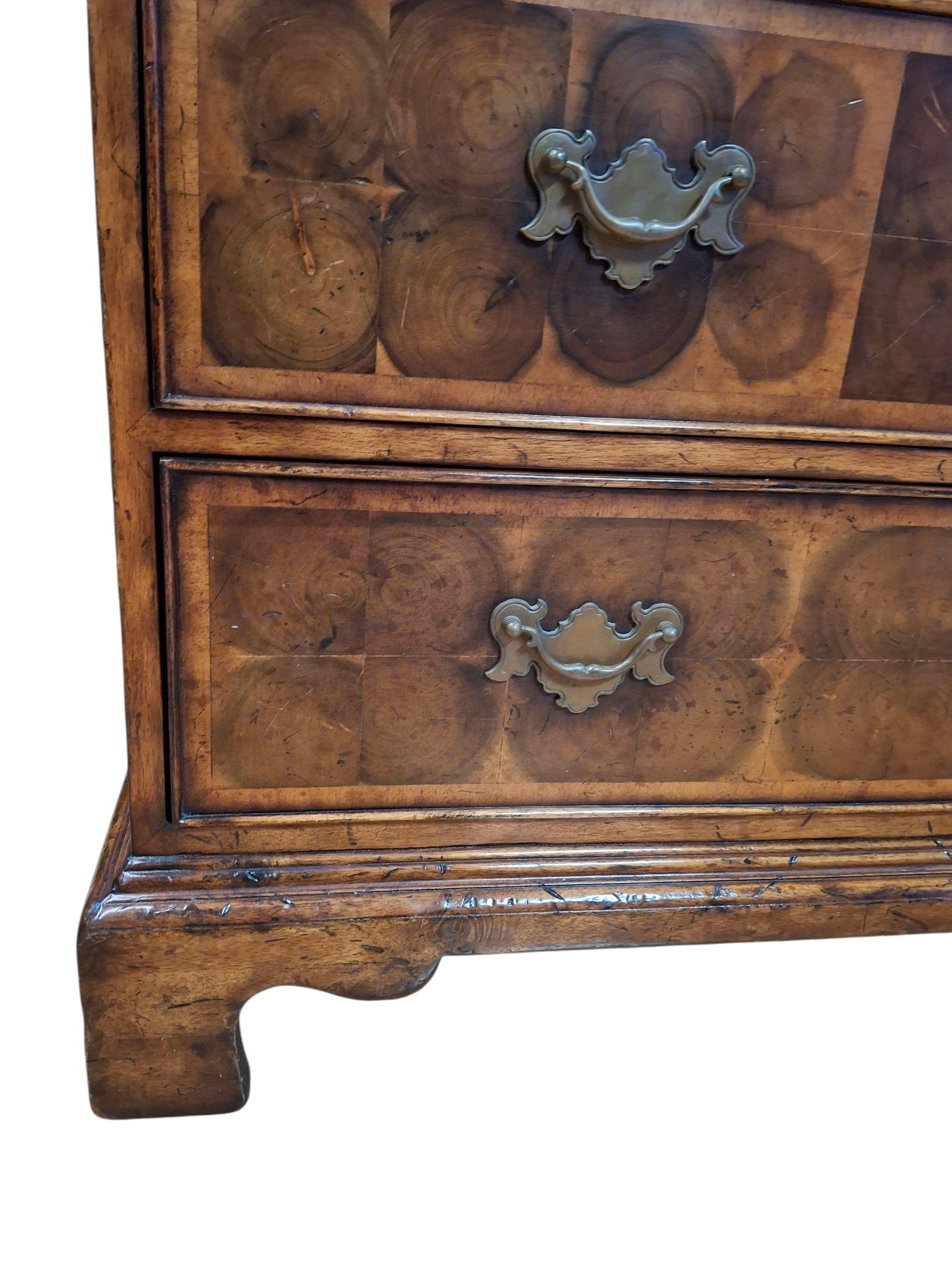 Cassettiera con impiallacciatura Oyster in stile William & Mary in vendita 7
