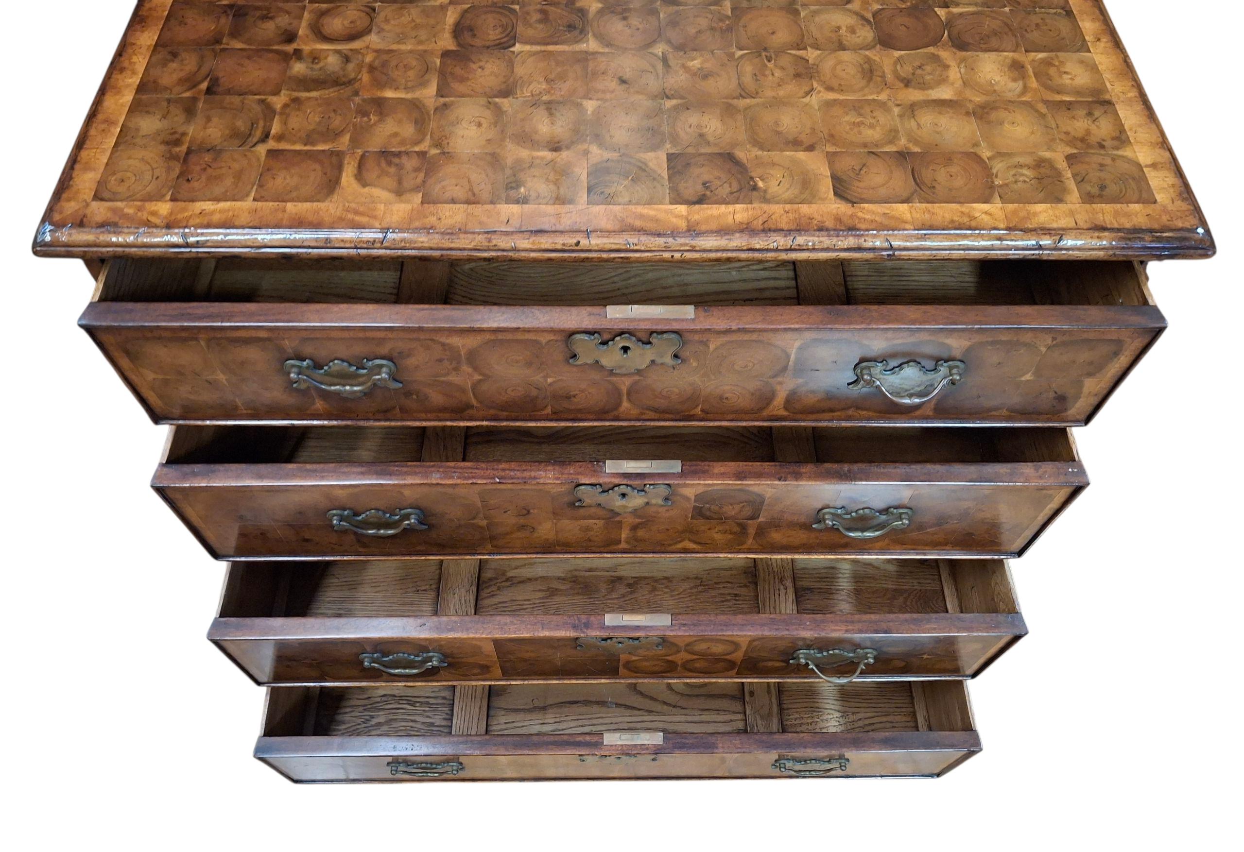 Cassettiera con impiallacciatura Oyster in stile William & Mary in vendita 5