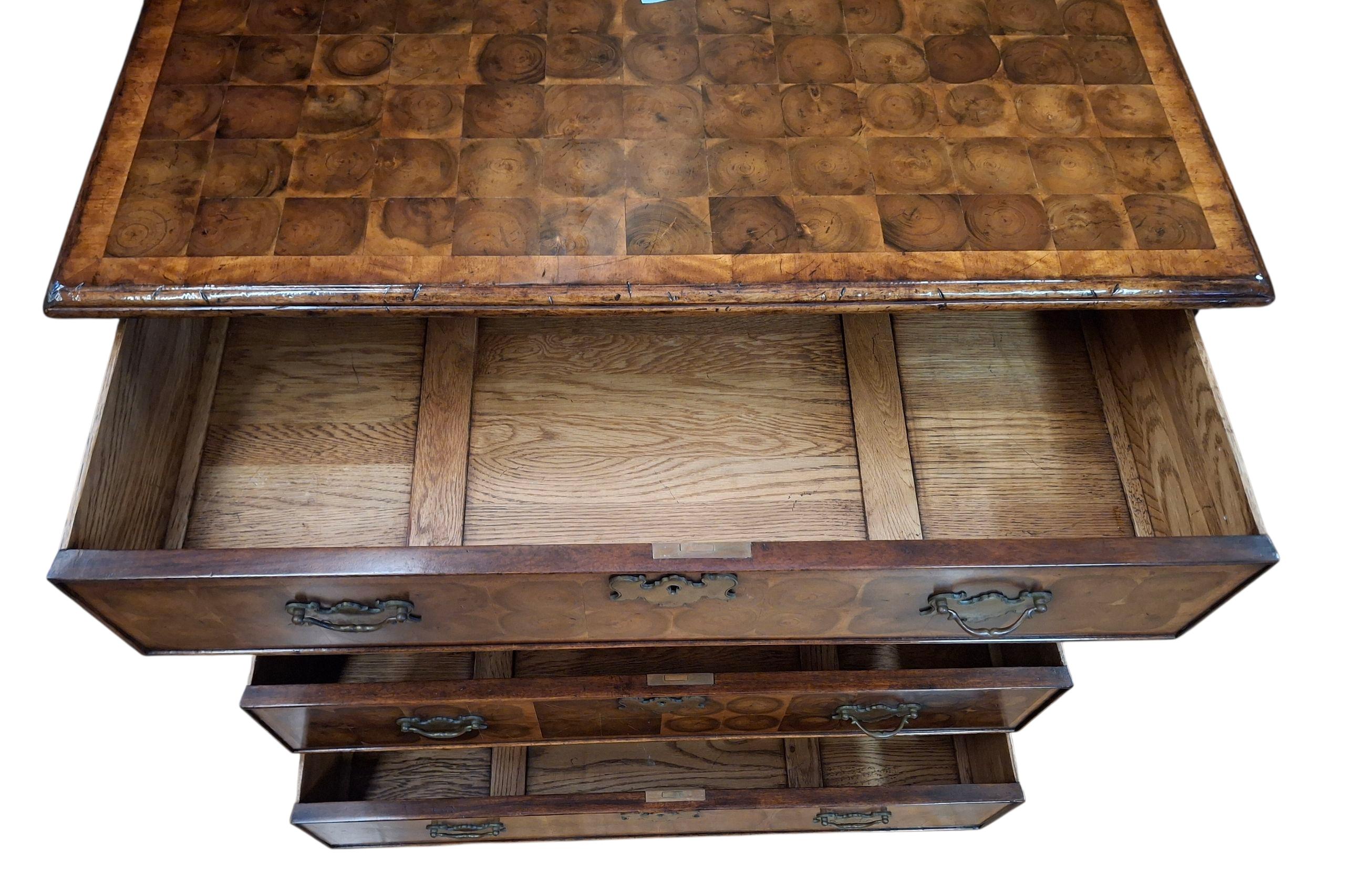 Cassettiera con impiallacciatura Oyster in stile William & Mary in vendita 4
