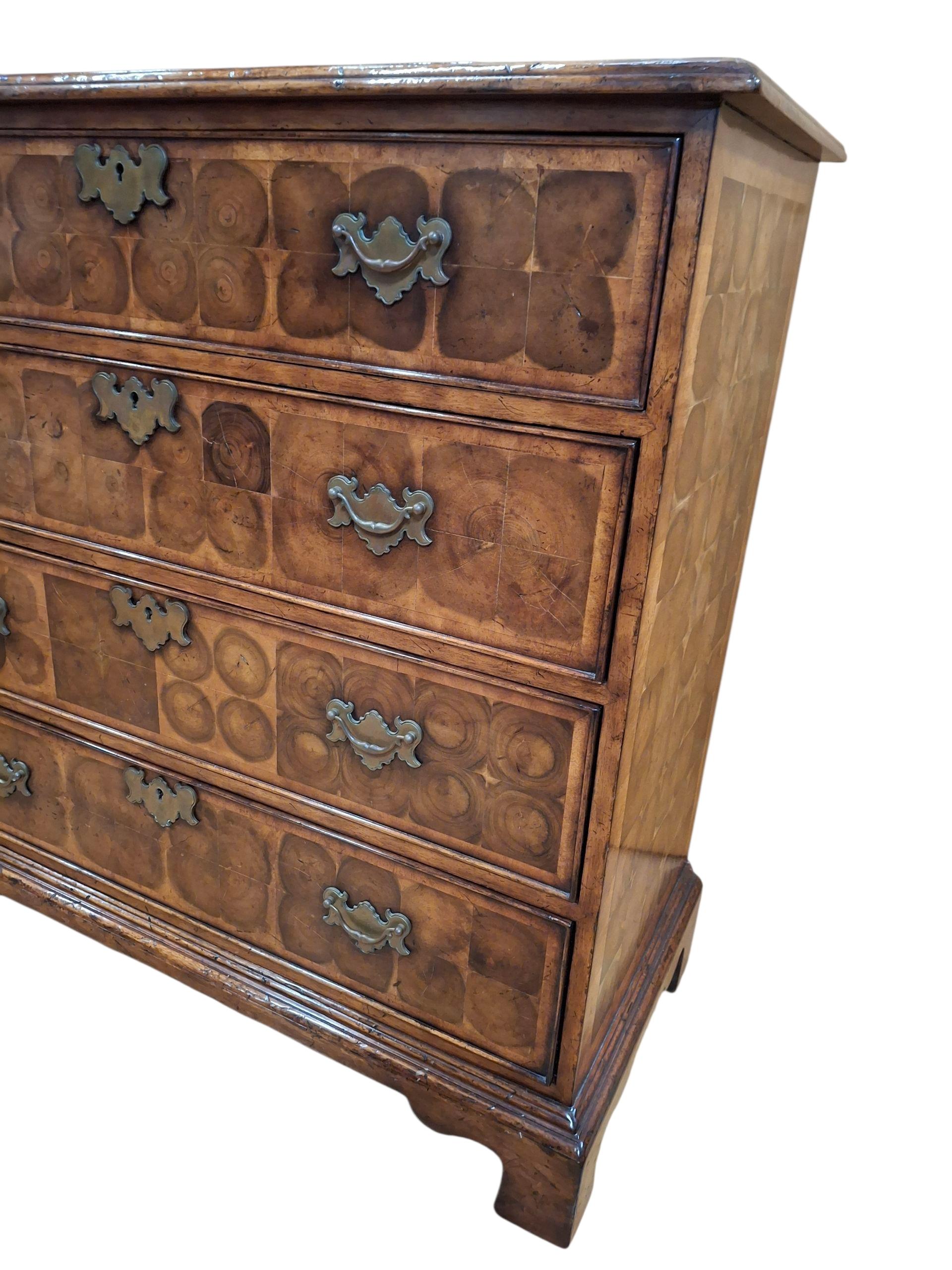 Cassettiera con impiallacciatura Oyster in stile William & Mary in vendita 3