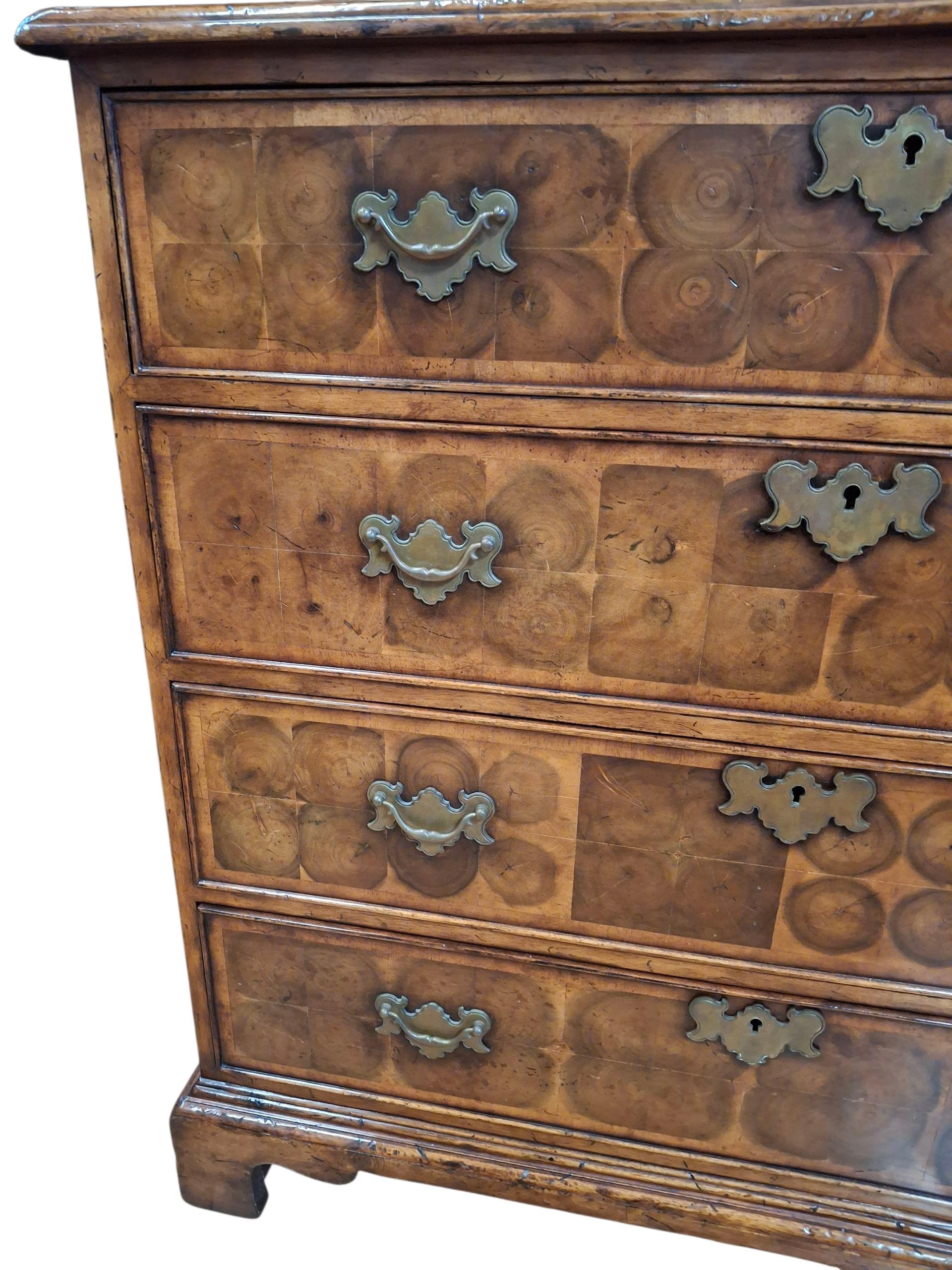 Cassettiera con impiallacciatura Oyster in stile William & Mary in vendita 8