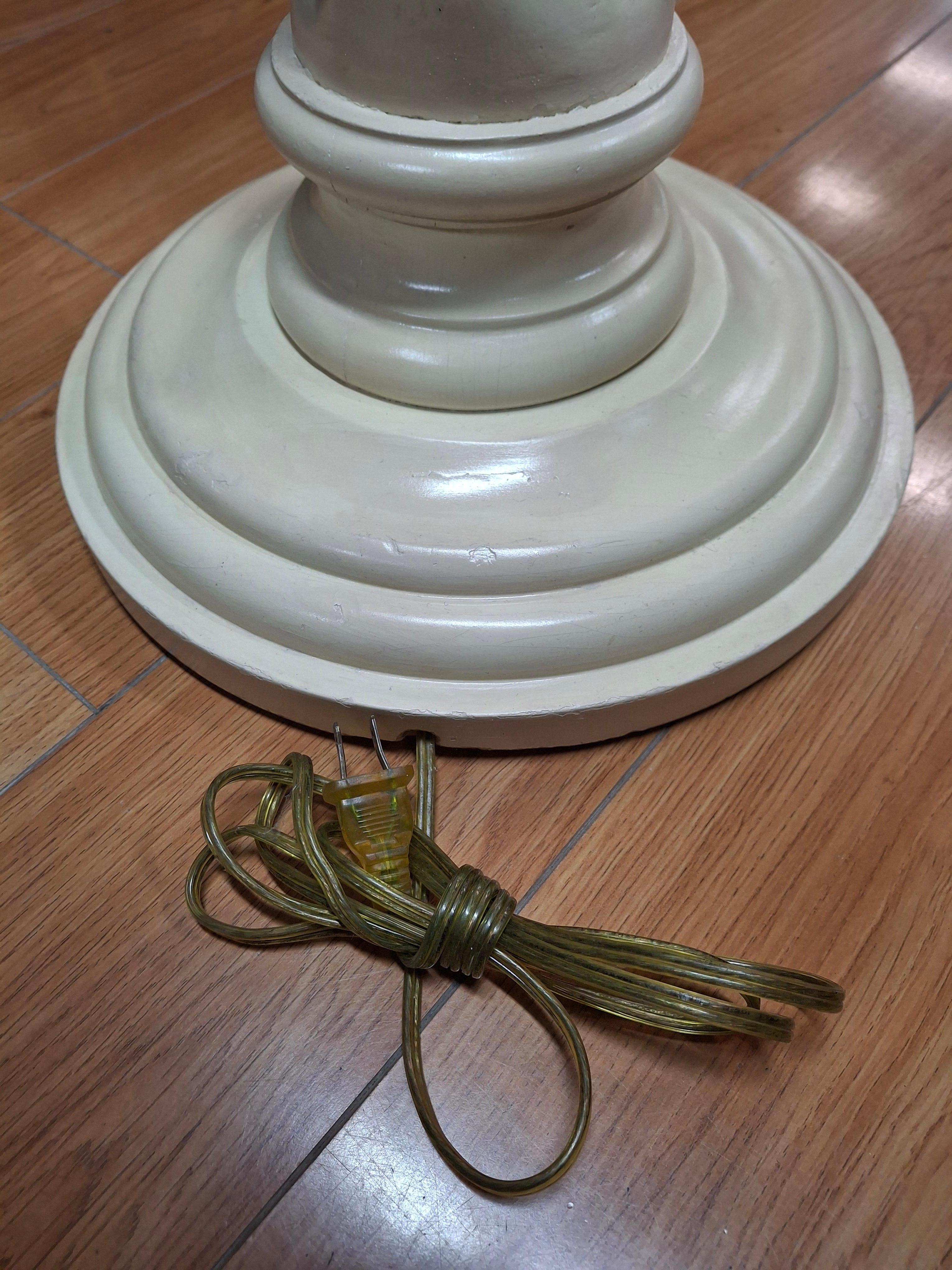 Lámpara de pie Barley Twist de madera maciza de mediados de siglo en venta 6
