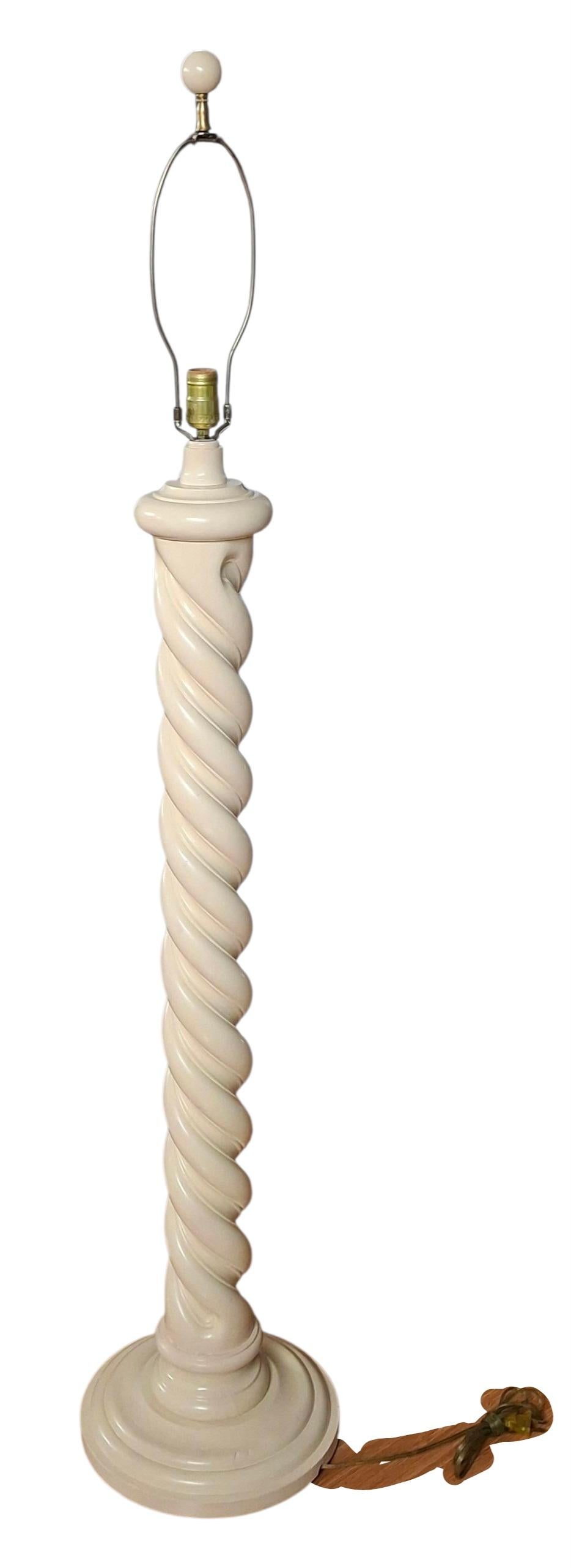Lámpara de pie barley twist de mediados de siglo.  Madera maciza tallada y pintada de color crema claro.  El diámetro en la base es de 12