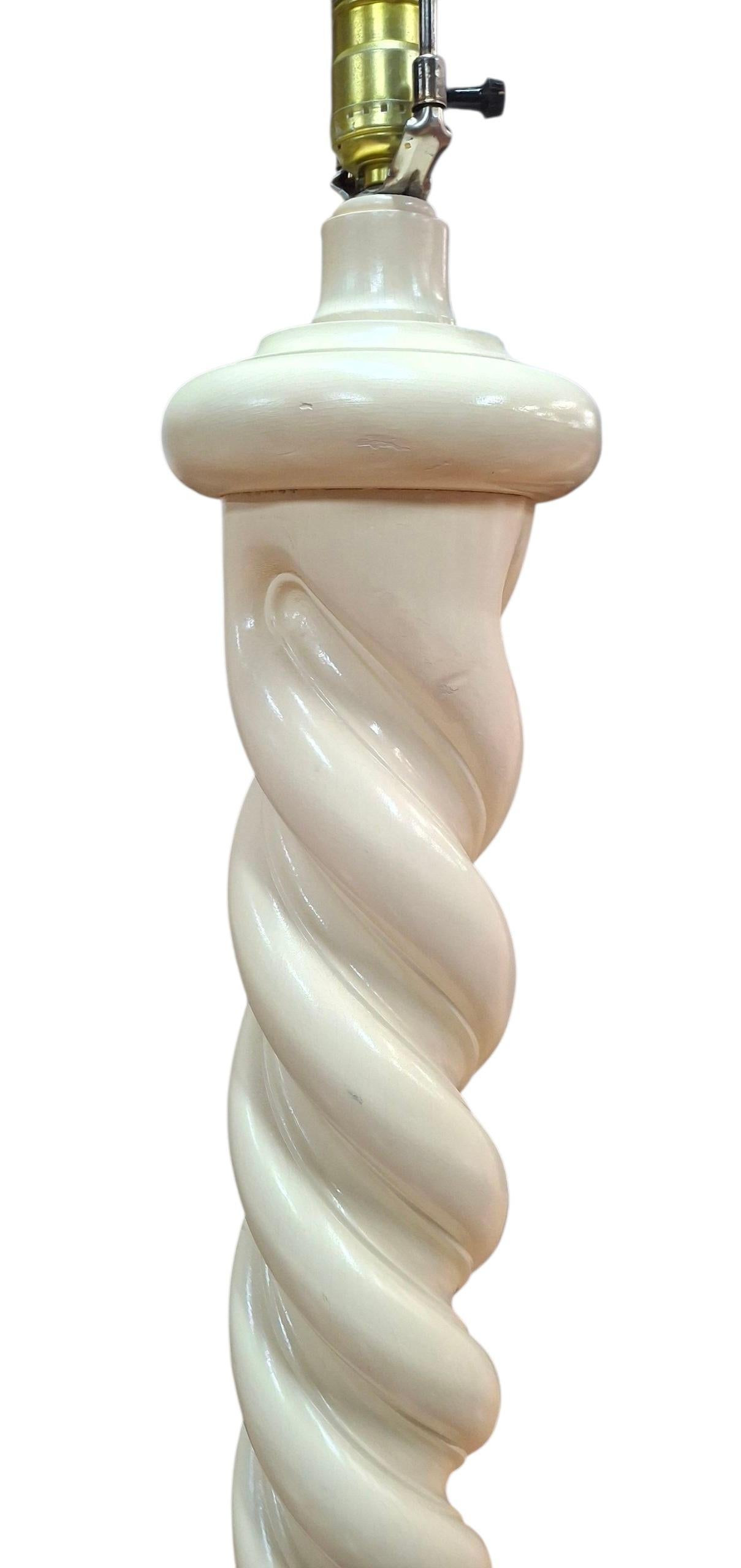 Lámpara de pie Barley Twist de madera maciza de mediados de siglo Moderno de mediados de siglo en venta