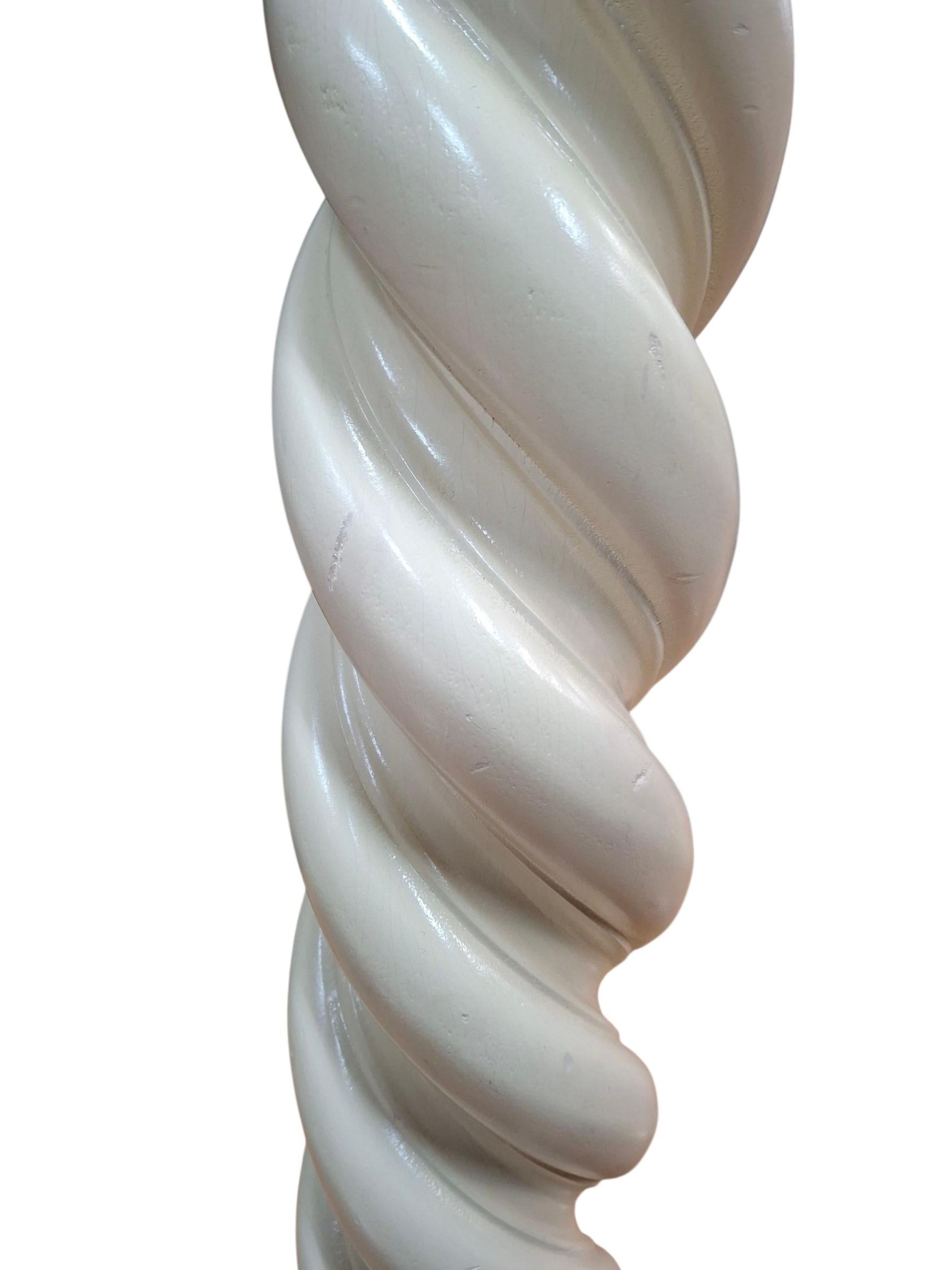Lámpara de pie Barley Twist de madera maciza de mediados de siglo siglo XX en venta