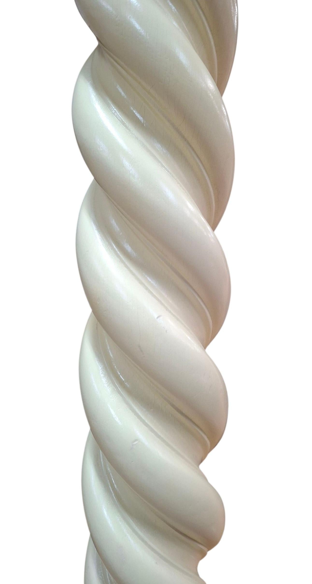 Lámpara de pie Barley Twist de madera maciza de mediados de siglo Madera en venta