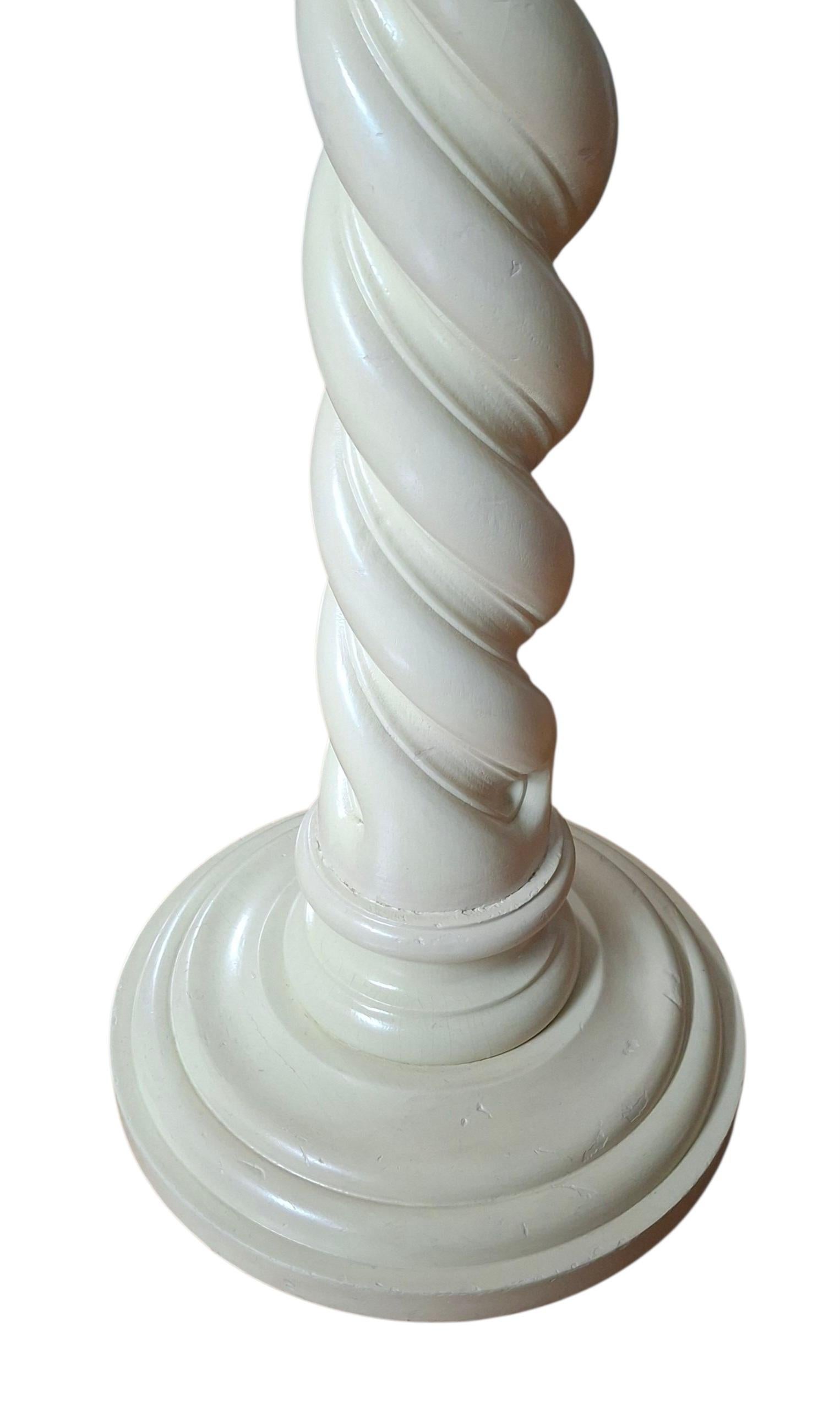 Lámpara de pie Barley Twist de madera maciza de mediados de siglo en venta 3