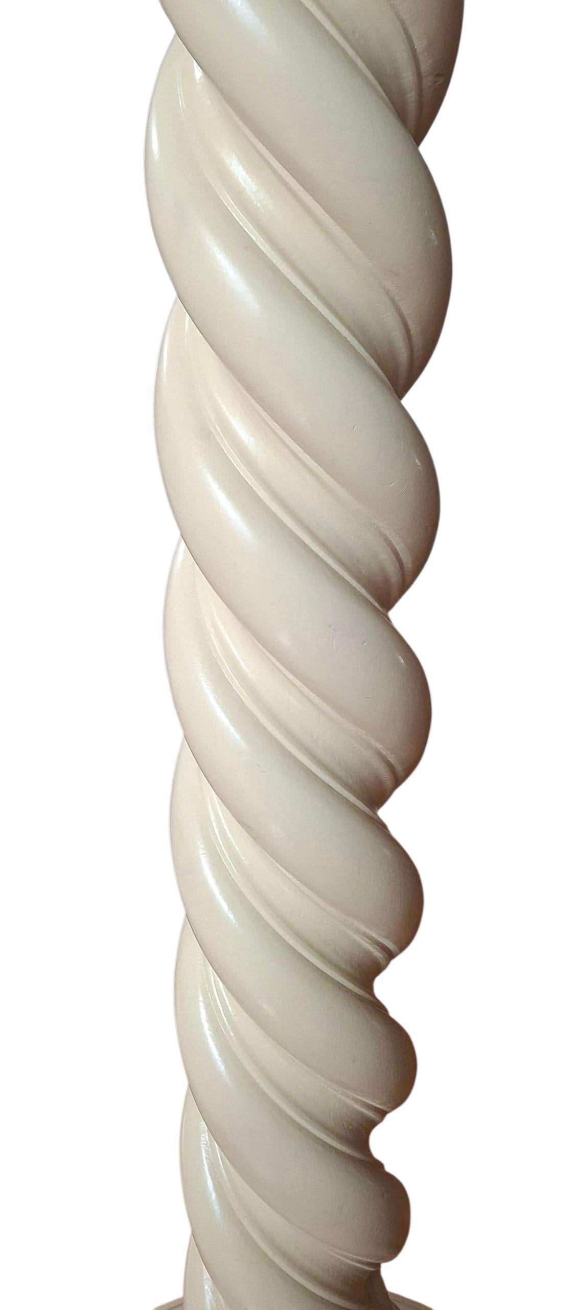 Lámpara de pie Barley Twist de madera maciza de mediados de siglo en venta 5