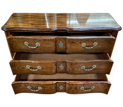 Cómoda de roble de la «Colección Francesa» de Baker Furniture