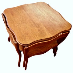 Set composto da un tavolino e quattro sedie impilabili in stile provenzale francese di metà secolo, in versione per bambini
