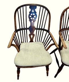 Una coppia coordinata di poltrone Windsor inglesi con schienale a ruota della metà del XIX secolo