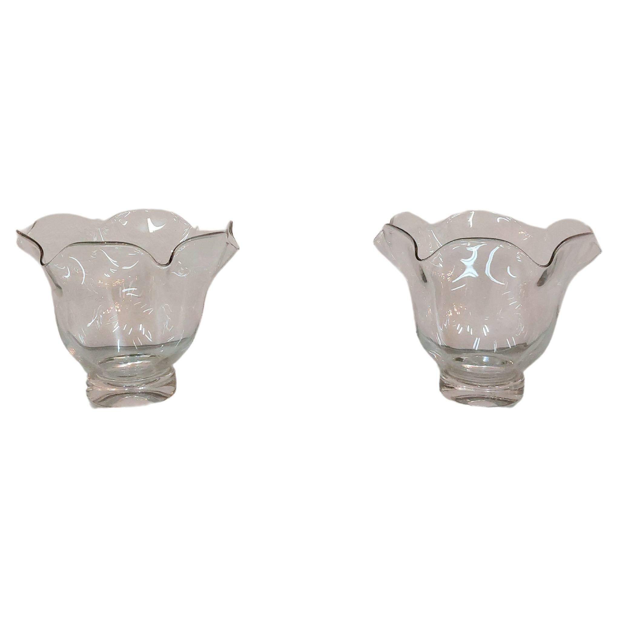 Ensemble de 2 bols / vases produits à Murano par la société Maestri Muranesi dans les années 1950. La paire est en verre de Murano transparent soufflé à la bouche, avec un corps en forme de tulipe et des bords ondulés. Signature illisible.



Note :