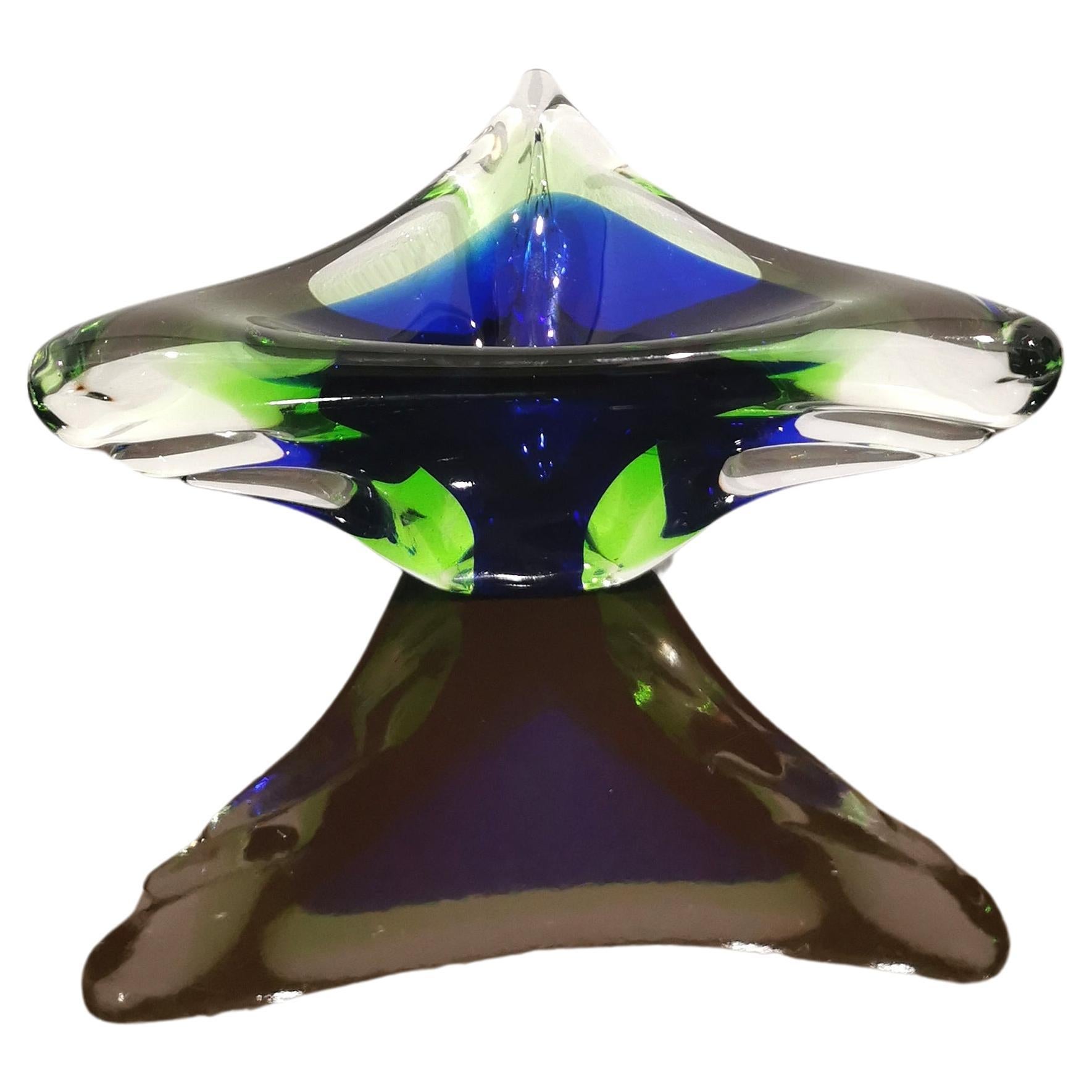 Videopoche/Dekorationsobjekt, hergestellt in Italien in den 1970er Jahren. Die dreieckige Videopoche wurde aus Murano-Glas in den Farben Mitternachtsblau, Flaschengrün und Transparent mit der berühmten 