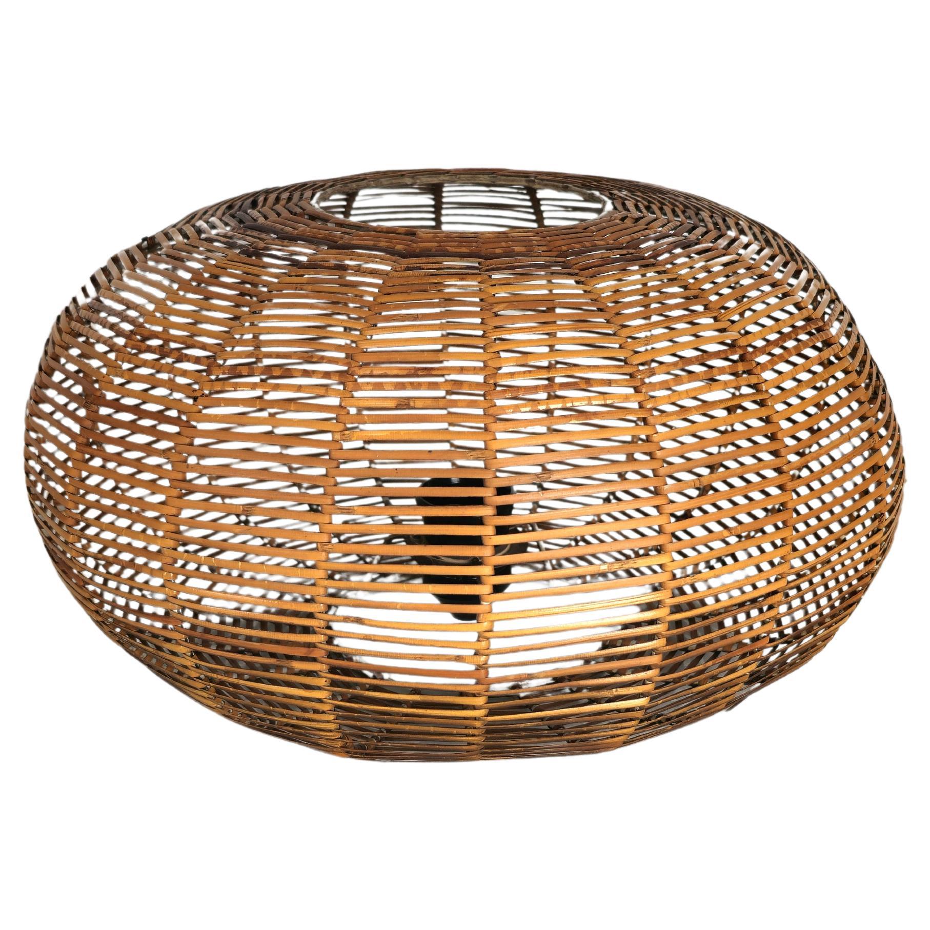 Lampe de table de forme ellipsoïdale en métal émaillé et rotin. Fabriqué en Italie dans les années 70.