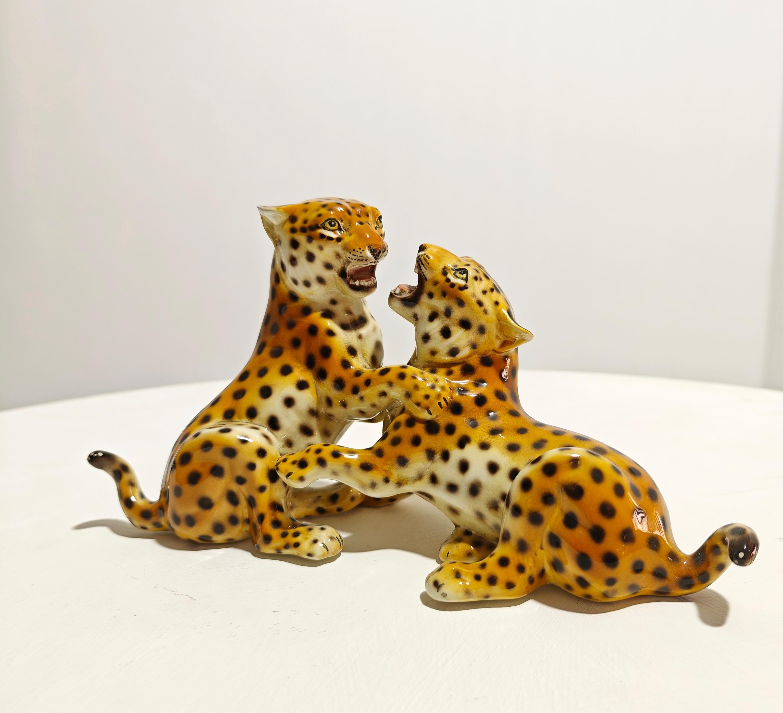 italien Deux guépards en céramique peints à la main par Ronzan design Italie années 70 Mid-Century Modern en vente