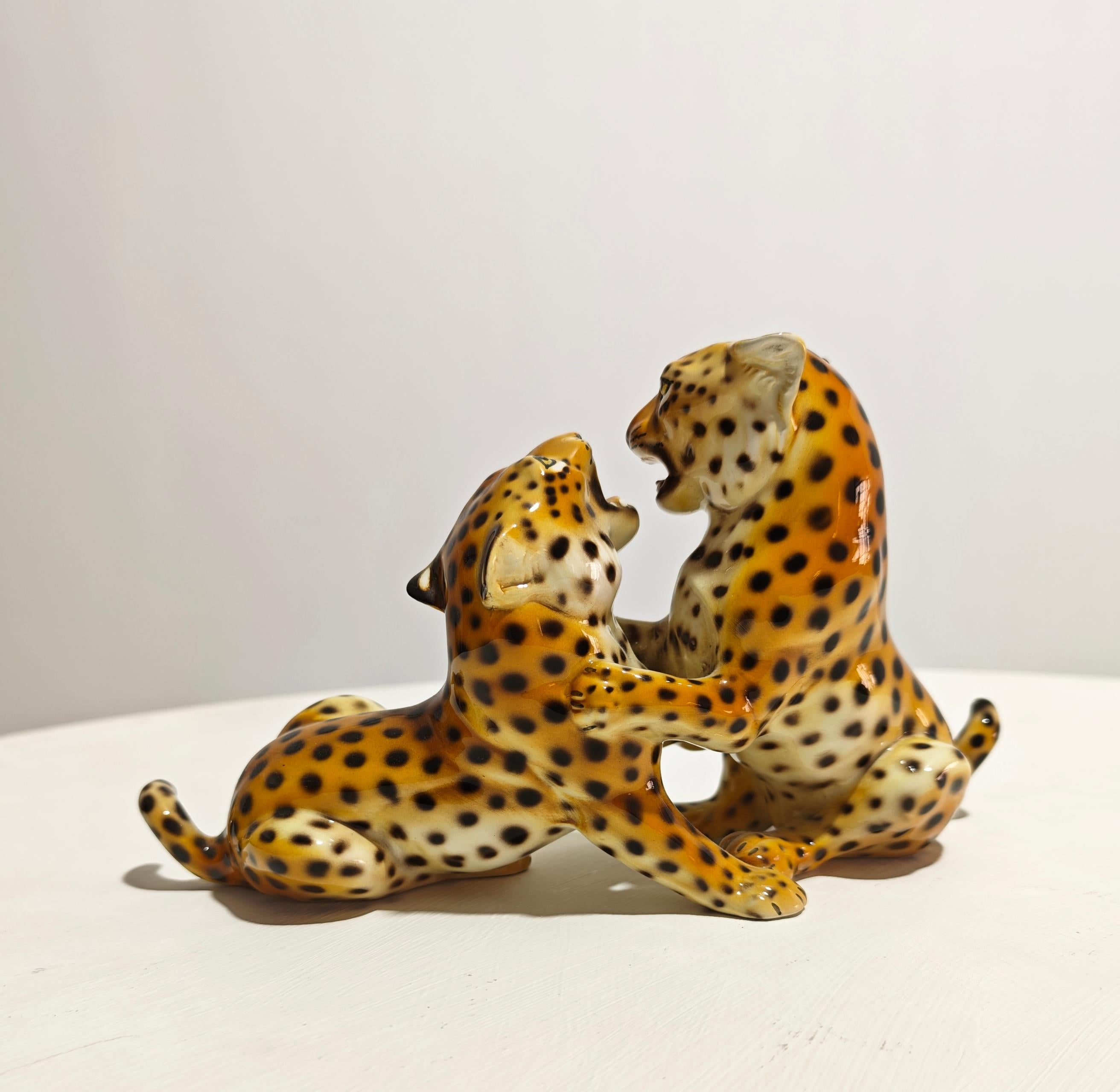 Céramique Deux guépards en céramique peints à la main par Ronzan design Italie années 70 Mid-Century Modern en vente