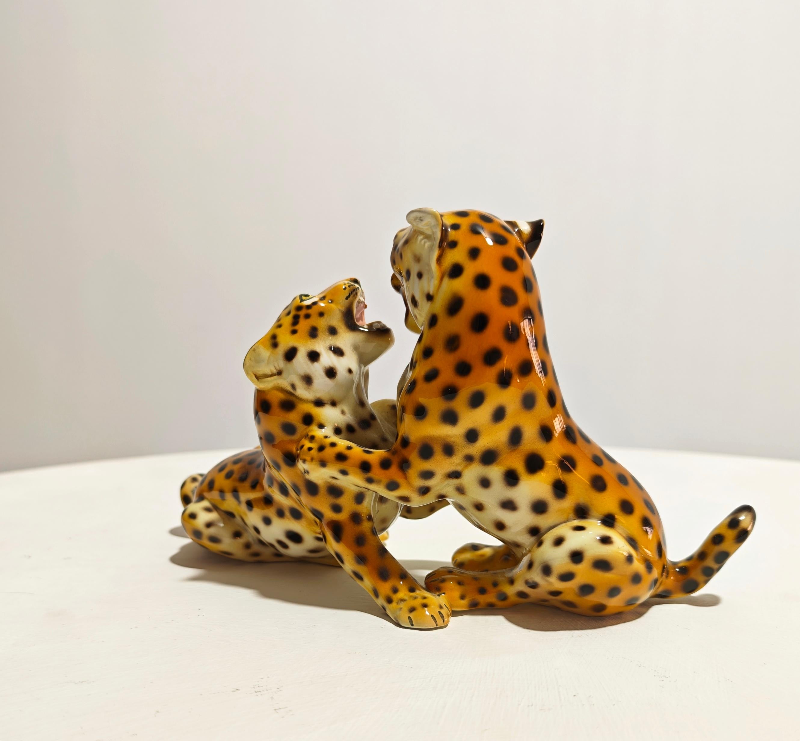 Deux guépards en céramique peints à la main par Ronzan design Italie années 70 Mid-Century Modern en vente 1