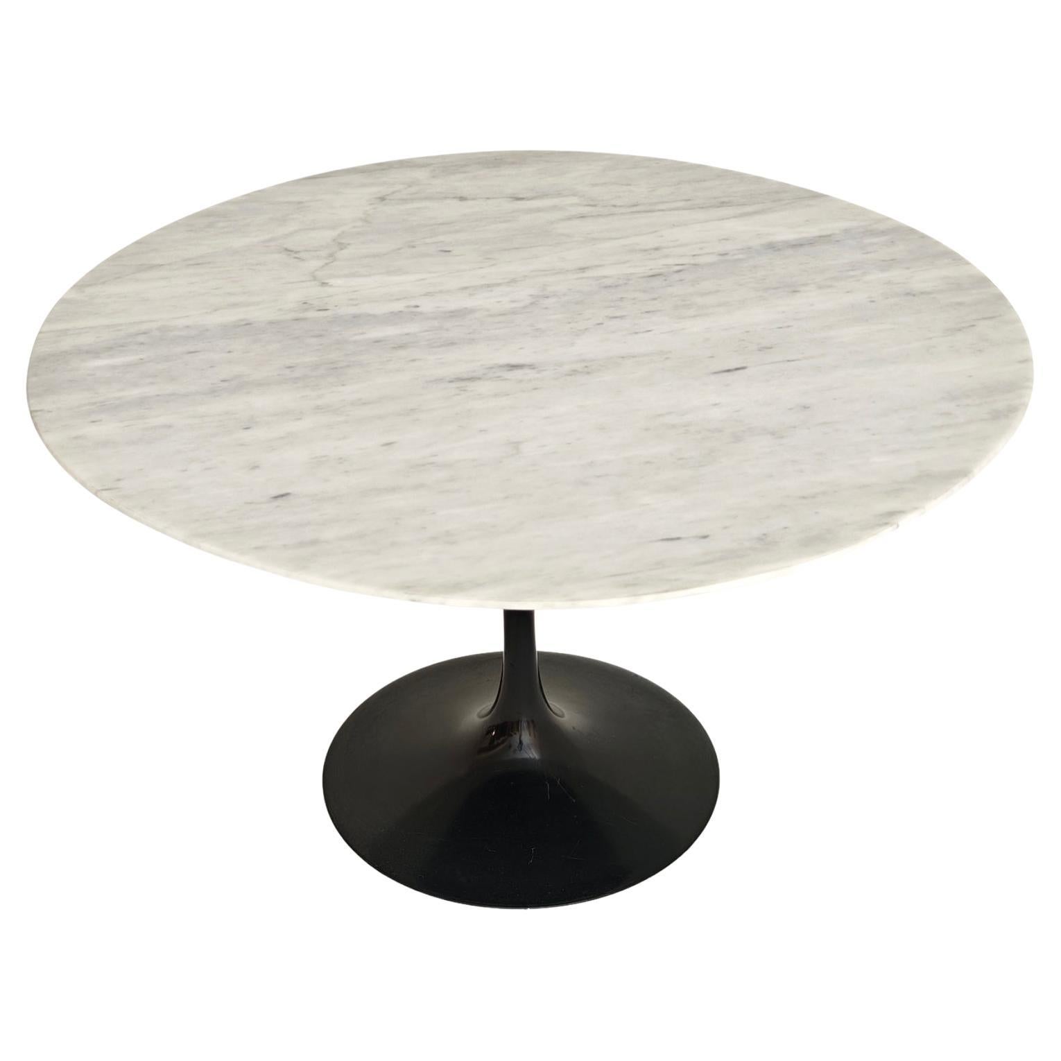 Eero Saarinen Coffee Table Mod “Tulip” Circular Top in Carrara Marble Italy 60s For Sale