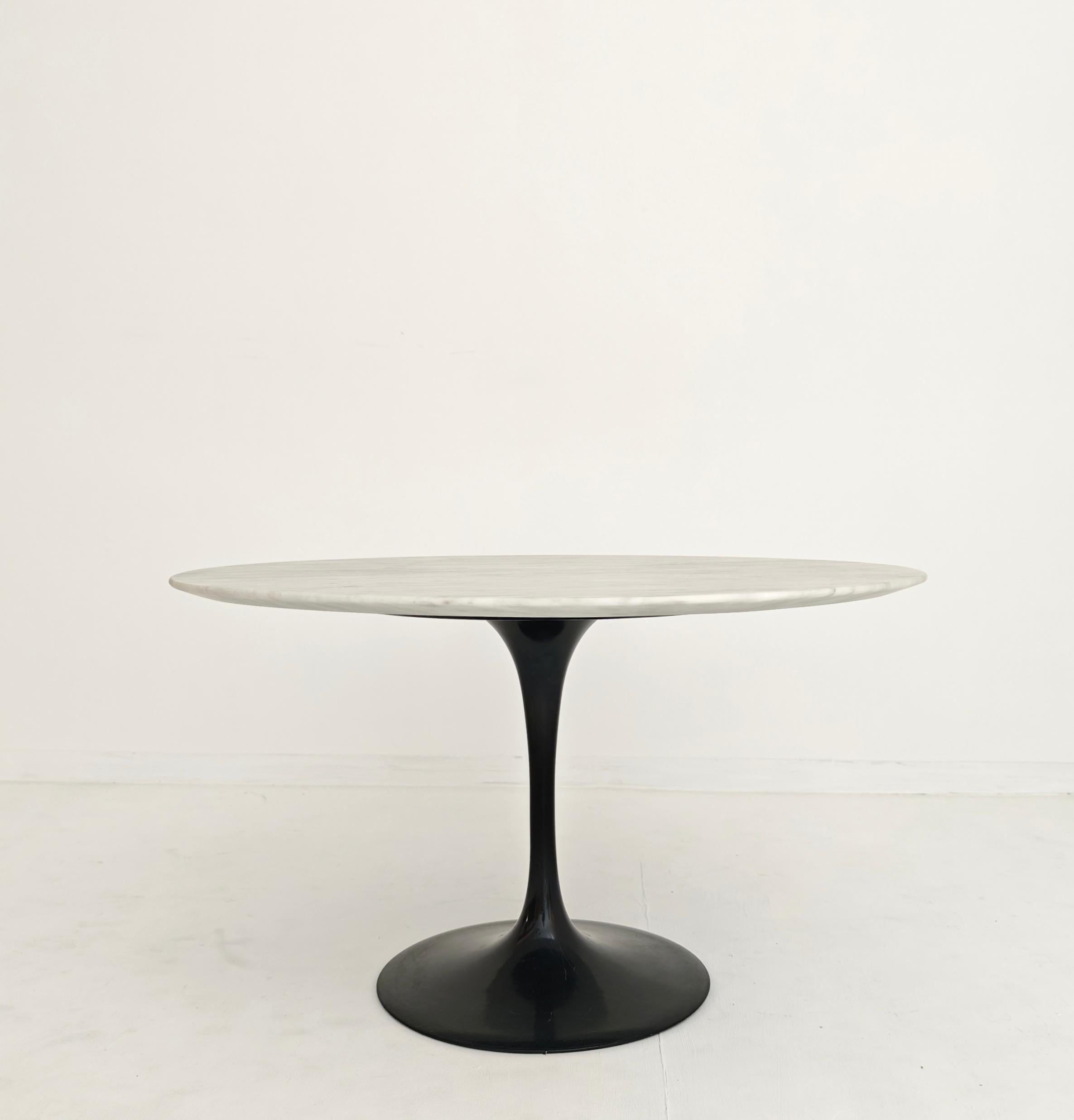 Eero  Saarinen. “Tulip” model table designed in (1956/1960), base in black painted cast aluminum and circular top in Carrara marble. Timeless beauty, Eero Saarinen Round Coffee Table, featuring a stunning marble top. This iconic mid-20th century