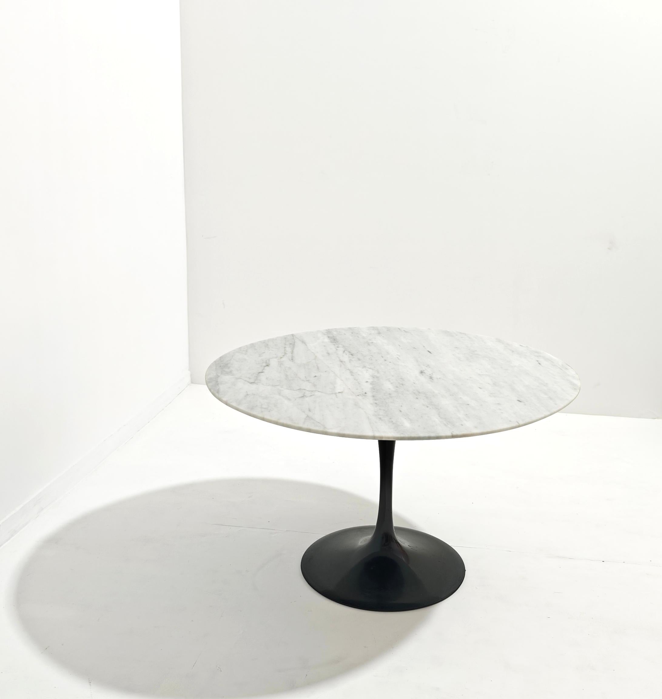 Mid-Century Modern Eero Saarinen Coffee Table Mod “Tulip” Circular Top in Carrara Marble Italy 60s For Sale