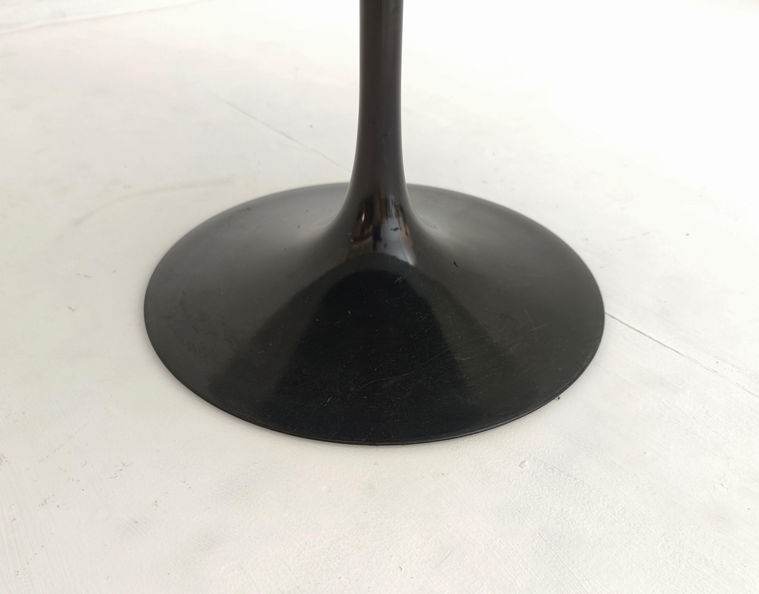 Italian Eero Saarinen Coffee Table Mod “Tulip” Circular Top in Carrara Marble Italy 60s For Sale