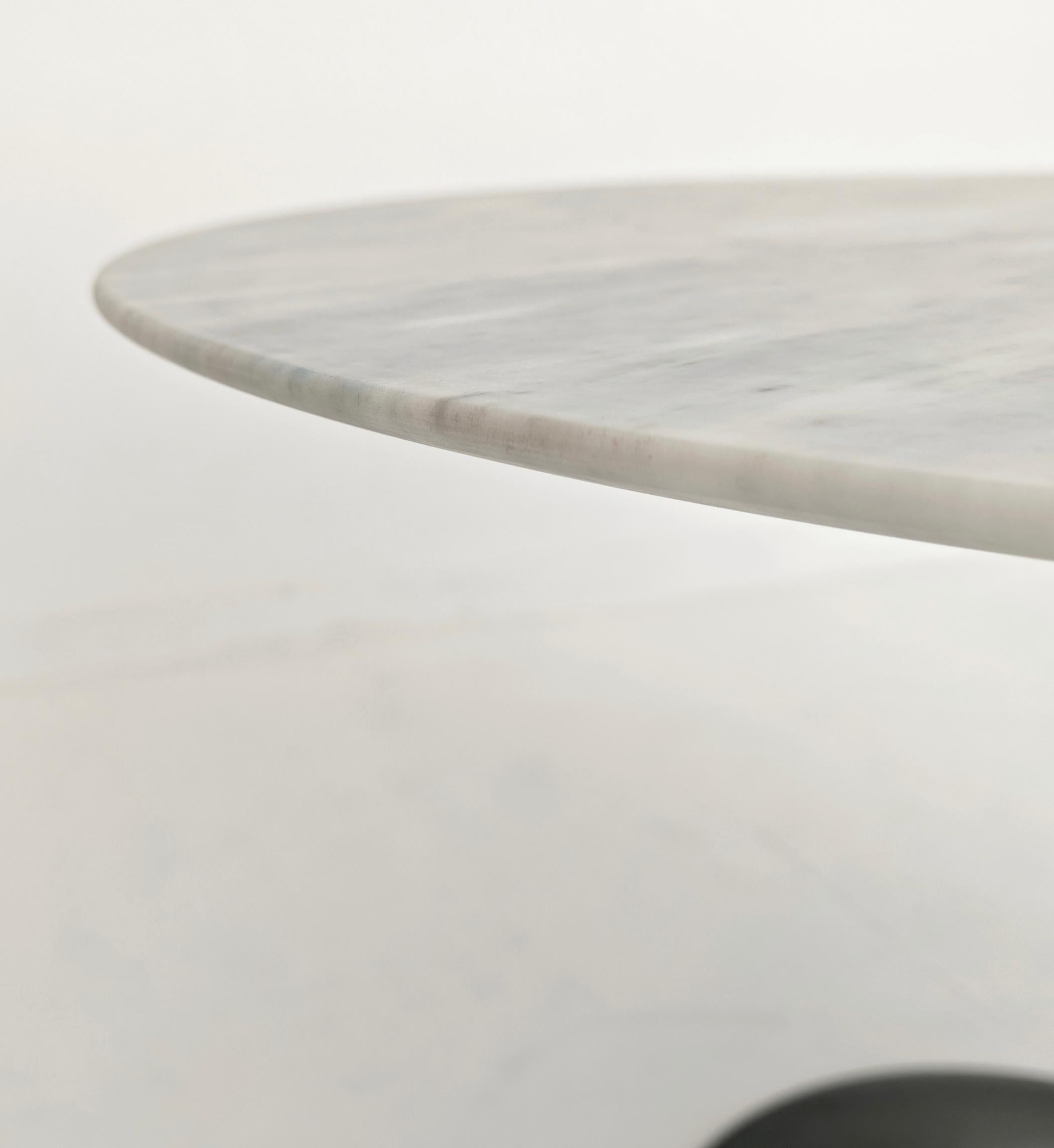Eero Saarinen Coffee Table Mod “Tulip” Circular Top in Carrara Marble Italy 60s In Good Condition For Sale In Palermo, IT