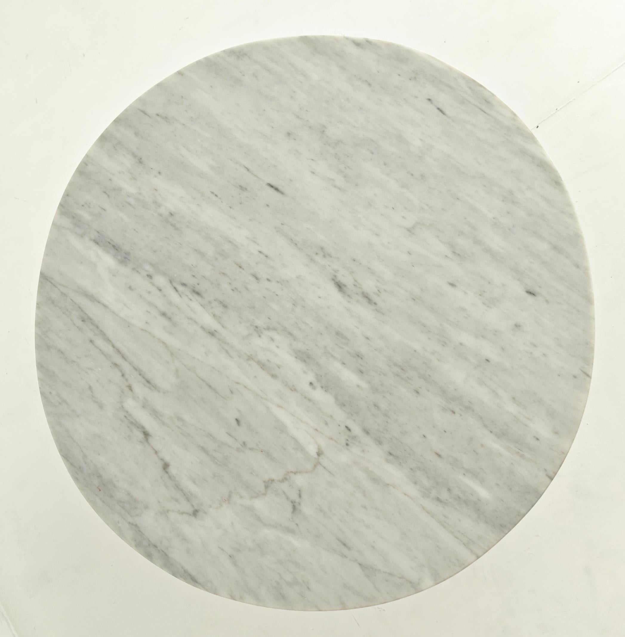 20th Century Eero Saarinen Coffee Table Mod “Tulip” Circular Top in Carrara Marble Italy 60s For Sale