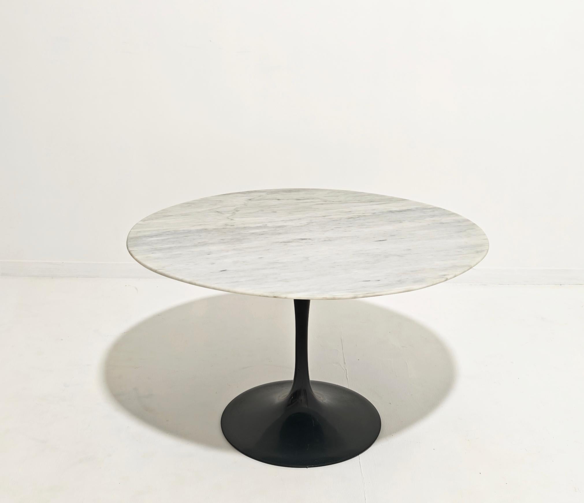 Aluminum Eero Saarinen Coffee Table Mod “Tulip” Circular Top in Carrara Marble Italy 60s For Sale