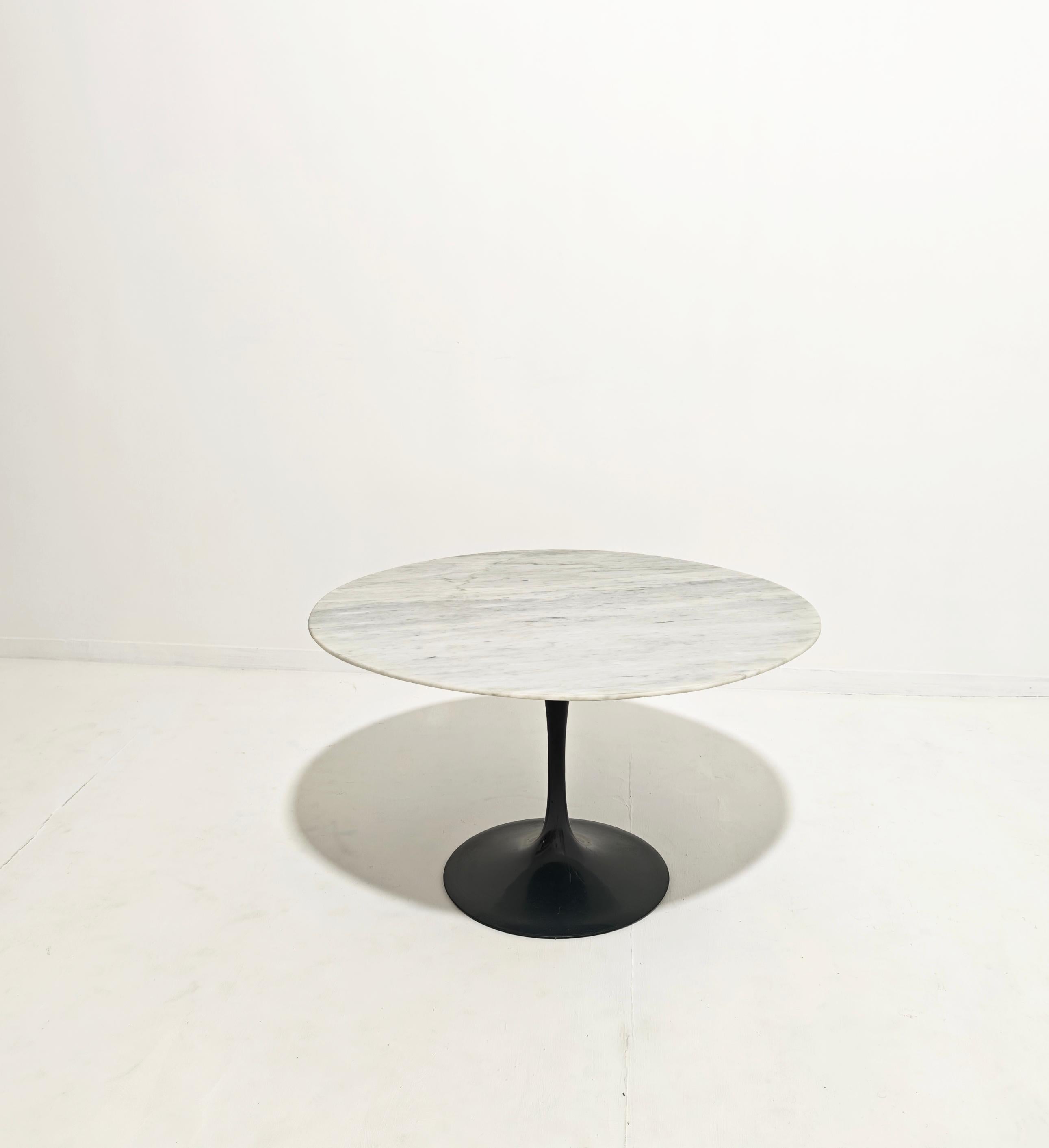 Eero Saarinen Coffee Table Mod “Tulip” Circular Top in Carrara Marble Italy 60s For Sale 1