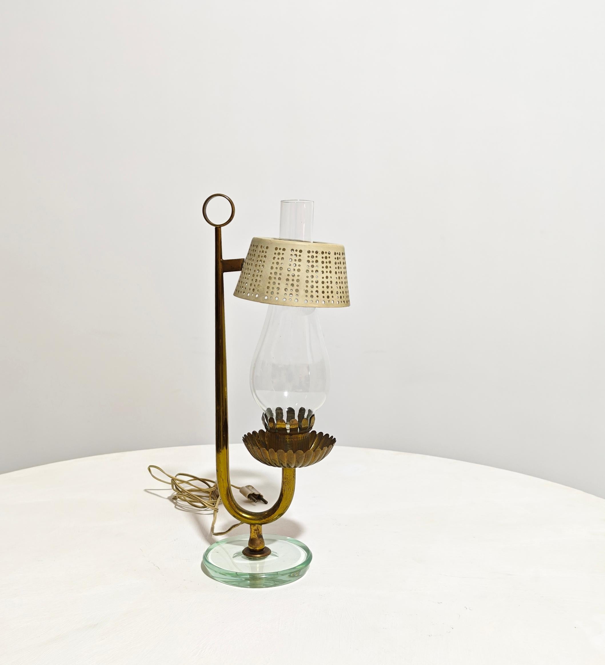 Pietro Chiesa Para Fontana Arte Italia 1940 Lámpara de mesa de latón y cristal Mediados de siglo Moderno de mediados de siglo en venta