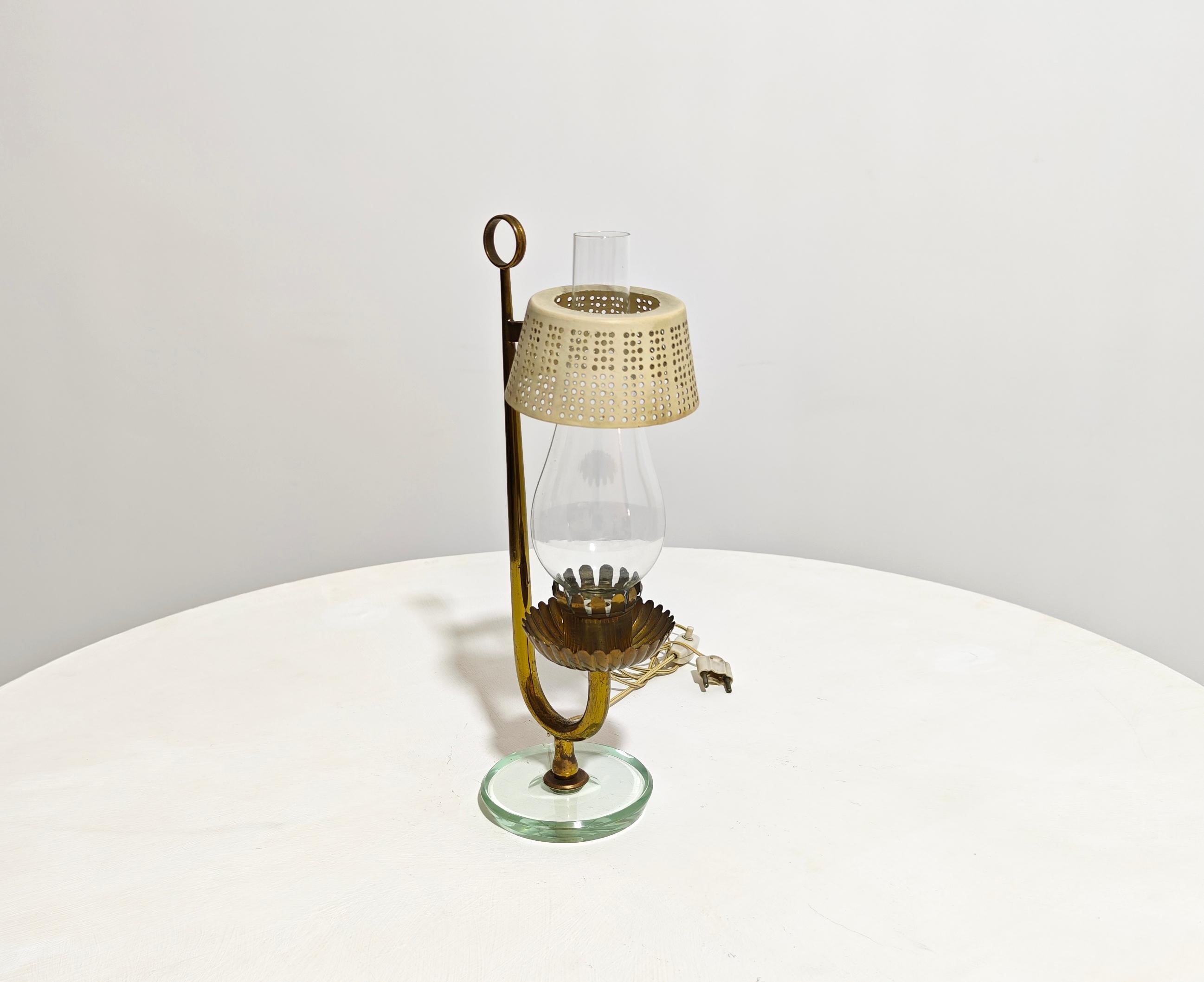 Pietro Chiesa Para Fontana Arte Italia 1940 Lámpara de mesa de latón y cristal Mediados de siglo Aluminio en venta