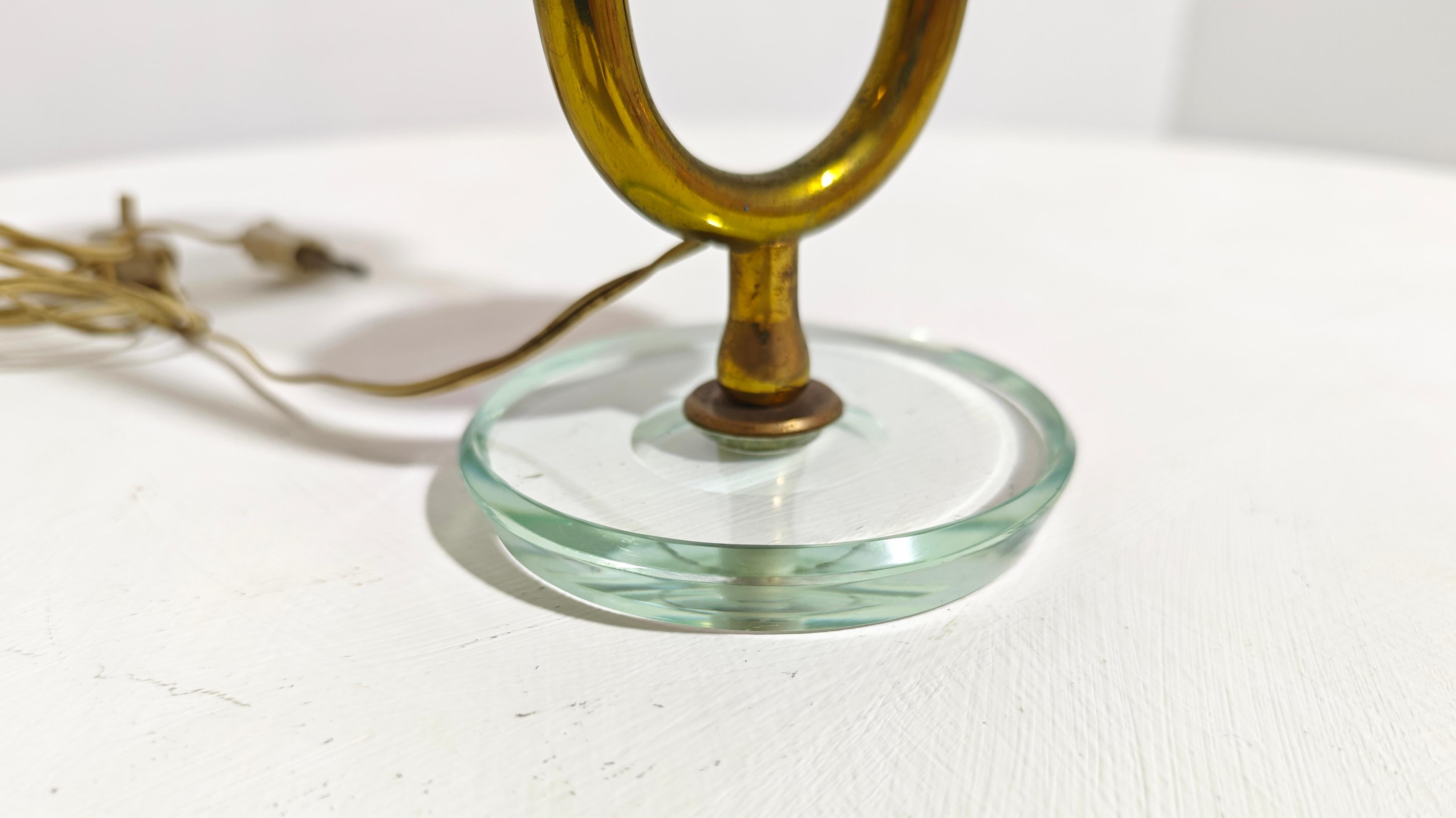 Pietro Chiesa Para Fontana Arte Italia 1940 Lámpara de mesa de latón y cristal Mediados de siglo en venta 3