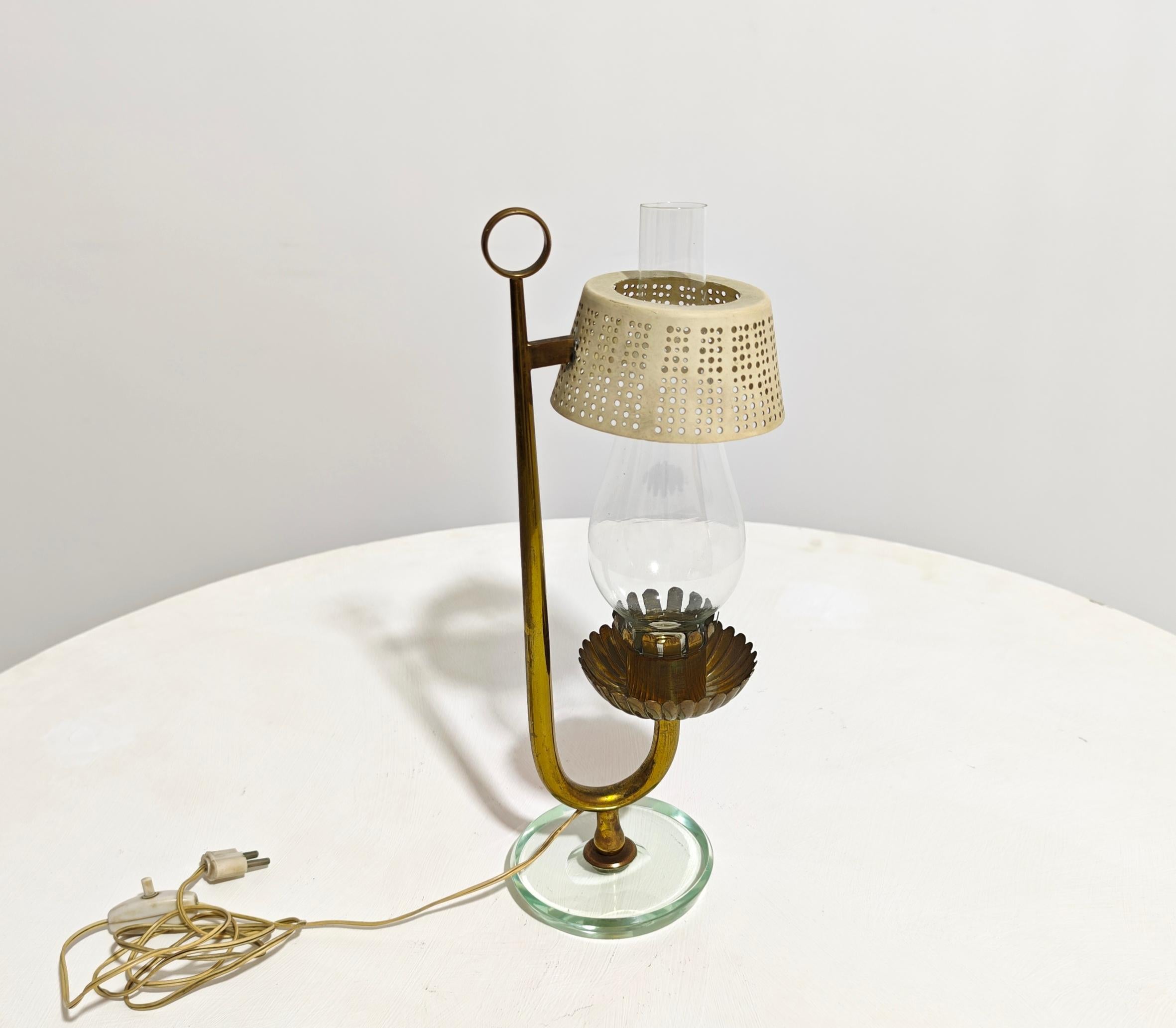Pietro Chiesa Para Fontana Arte Italia 1940 Lámpara de mesa de latón y cristal Mediados de siglo en venta 5
