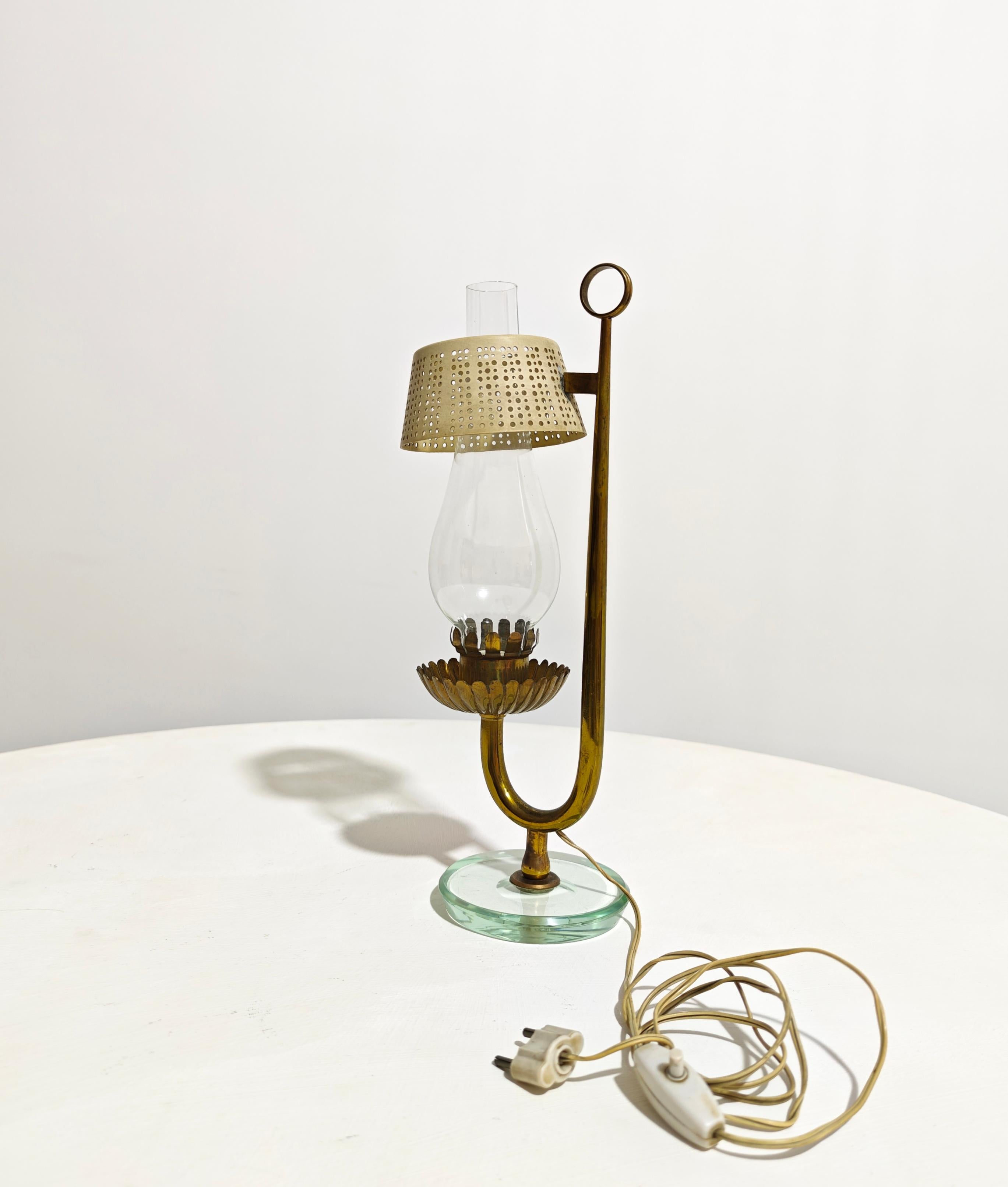Pietro Chiesa Para Fontana Arte Italia 1940 Lámpara de mesa de latón y cristal Mediados de siglo en venta 7