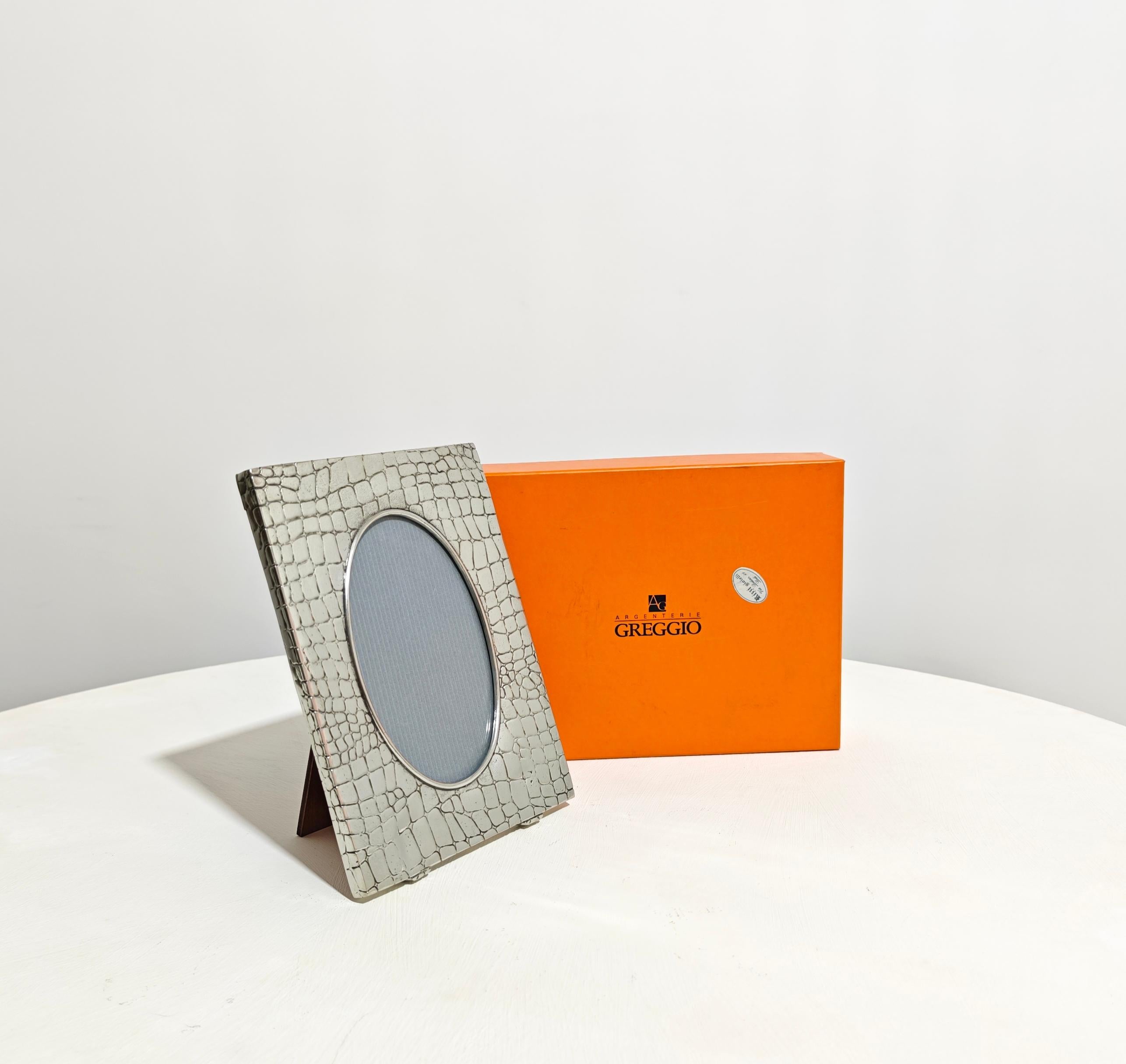 Handcrafted photo frame with crocodile effect. Transparent glass with oval shape. Rectangular shape. It retains all its original parts. Sold with its original box. Please watch the video and photos carefully, thank you.

Weight: 0.970 Kg
Dimensions