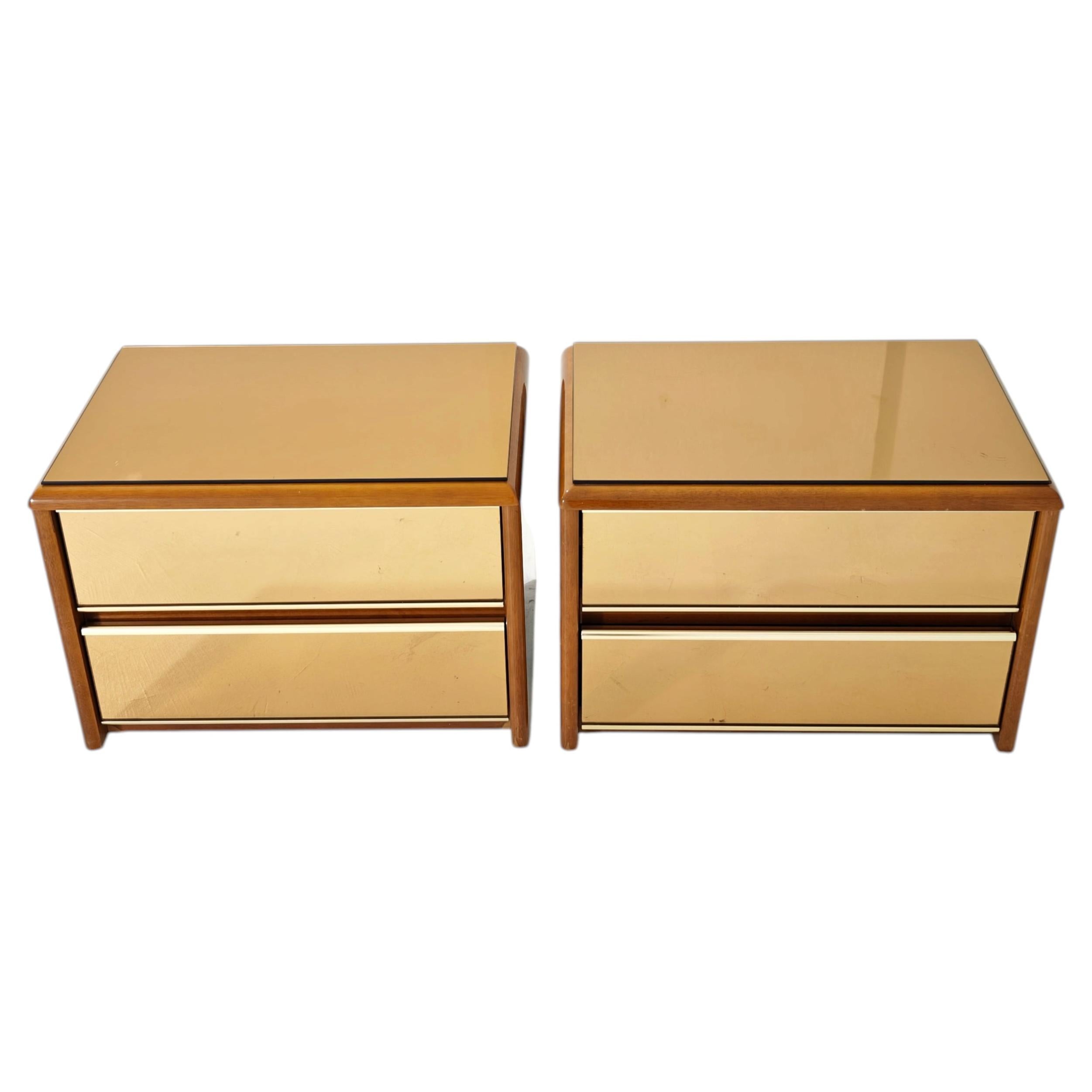 Juego de 2 mesitas de noche de madera y cristal espejado con acabado bronceado, estilo Italia de los años 70 (Mid-Century) en venta