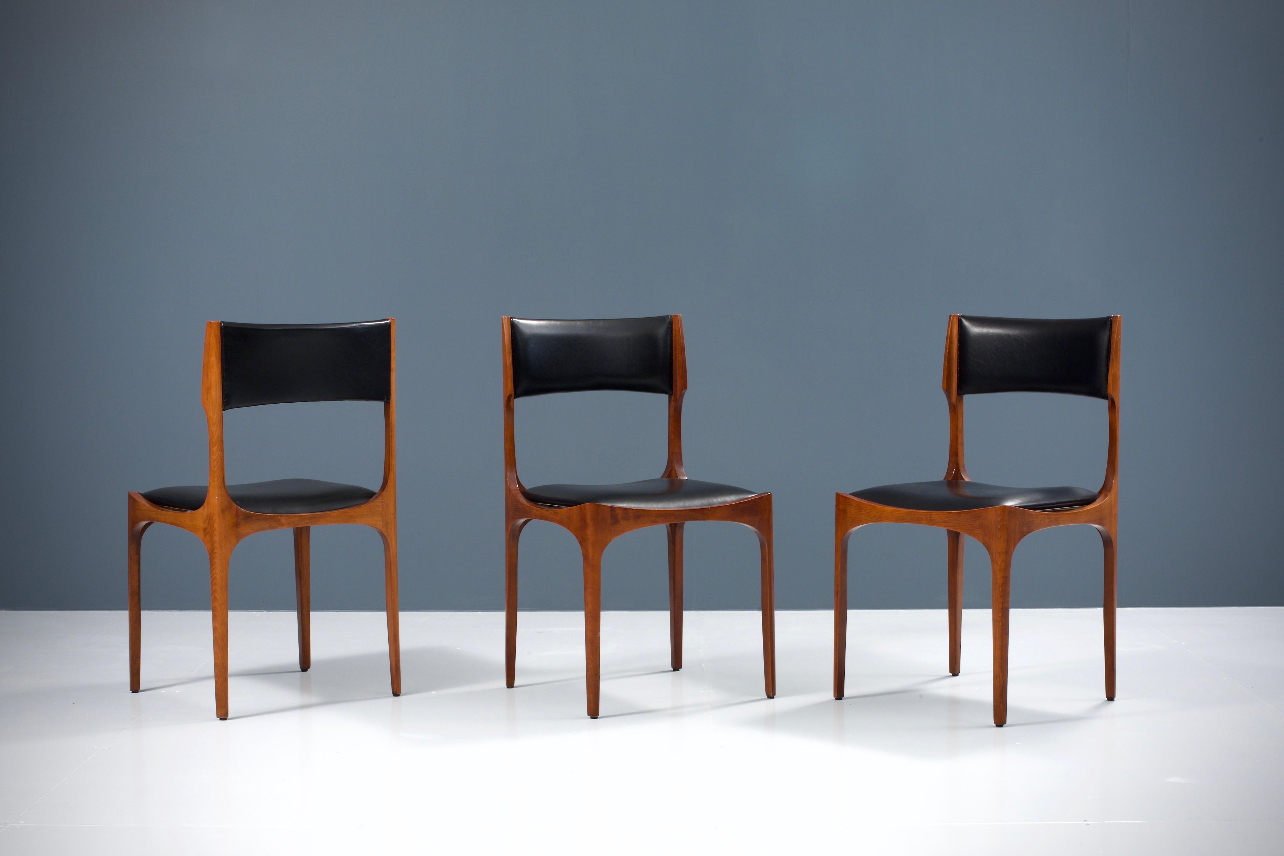 Set of Four Dining Chairs in Oak and Faux Leather by Giuseppe Gibelli, 1962 In Excellent Condition In Amsterdam, NL