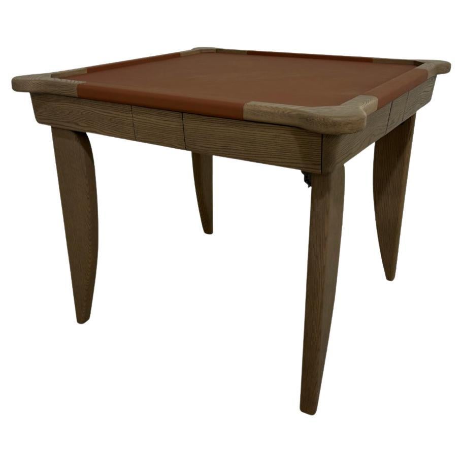 Réimaginant l'artisanat oriental traditionnel pour l'ère moderne, la table de mahjong clover, fabriquée à la main, associe la beauté intemporelle du bois de frêne massif à un dispositif de chargement sans fil intégré, ce qui en fait un mélange