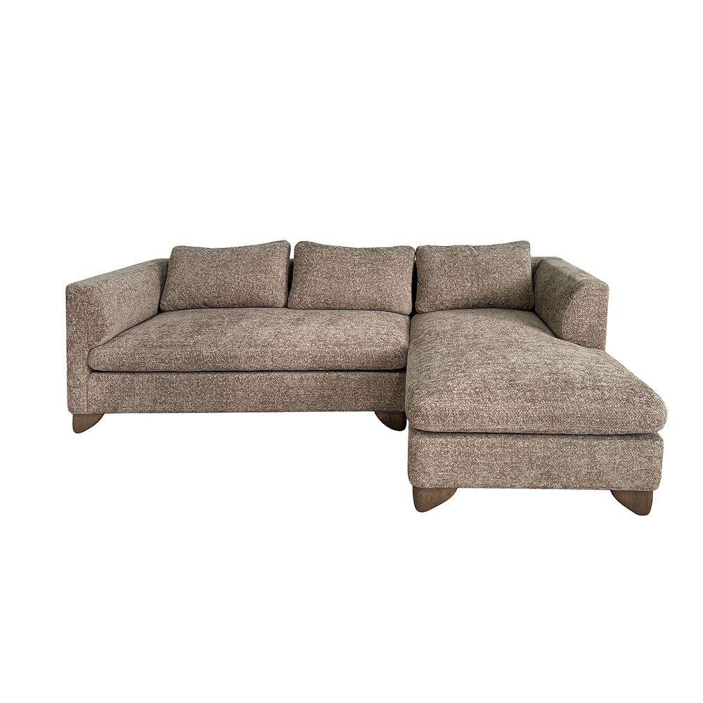als symbol für intimität konzipiert, ist das alcove-sofa ein zeugnis von andres vision eines persönlichen rückzugsortes - das design ist nicht nur ein stimmungsvoller anker für jedes interieur, sondern bringt auch einen hauch von authentischer