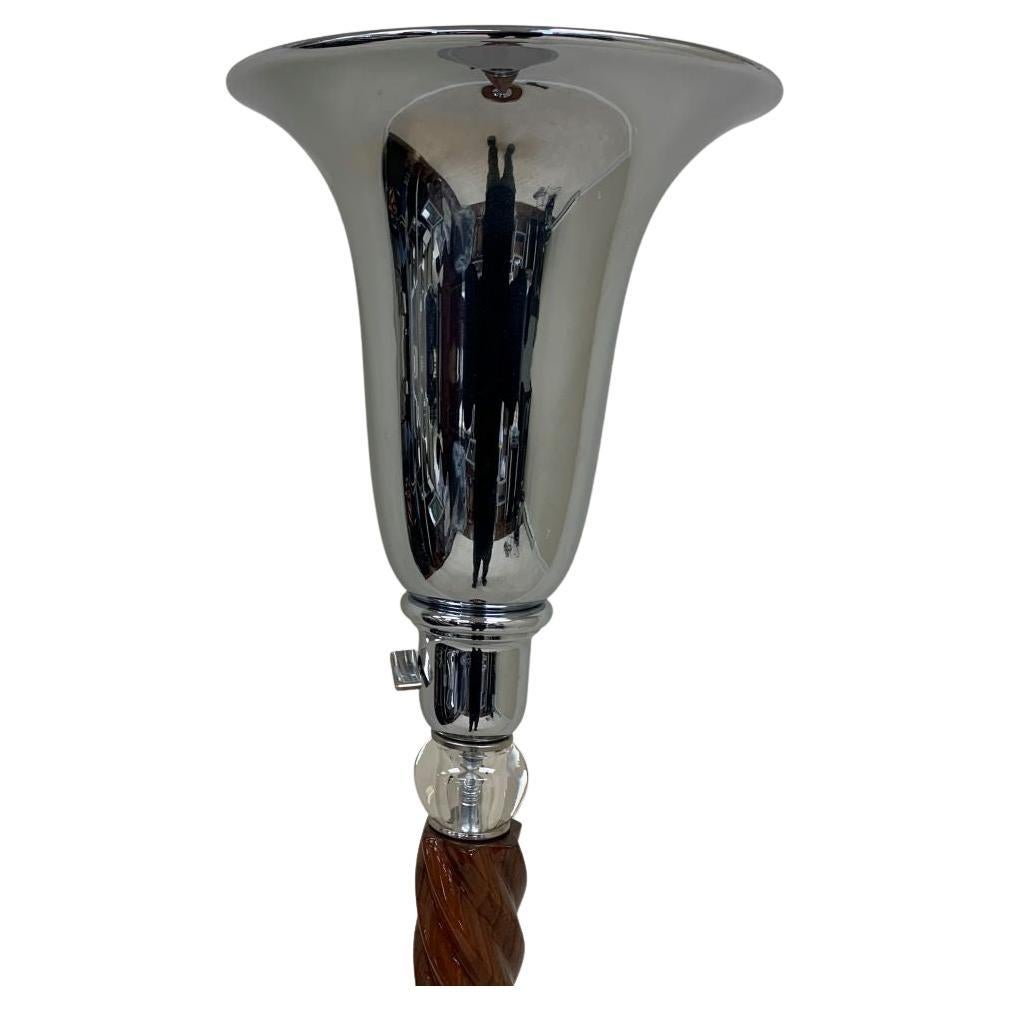 Magnifique lampadaire torchère Art Déco de l'âge de la machine Hollywood Regency, vers les années 1930. Un abat-jour tulipe en chrome poli repose au sommet d'un poteau en noyer massif remarquablement torsadé avec une base en noyer massif. Une lampe