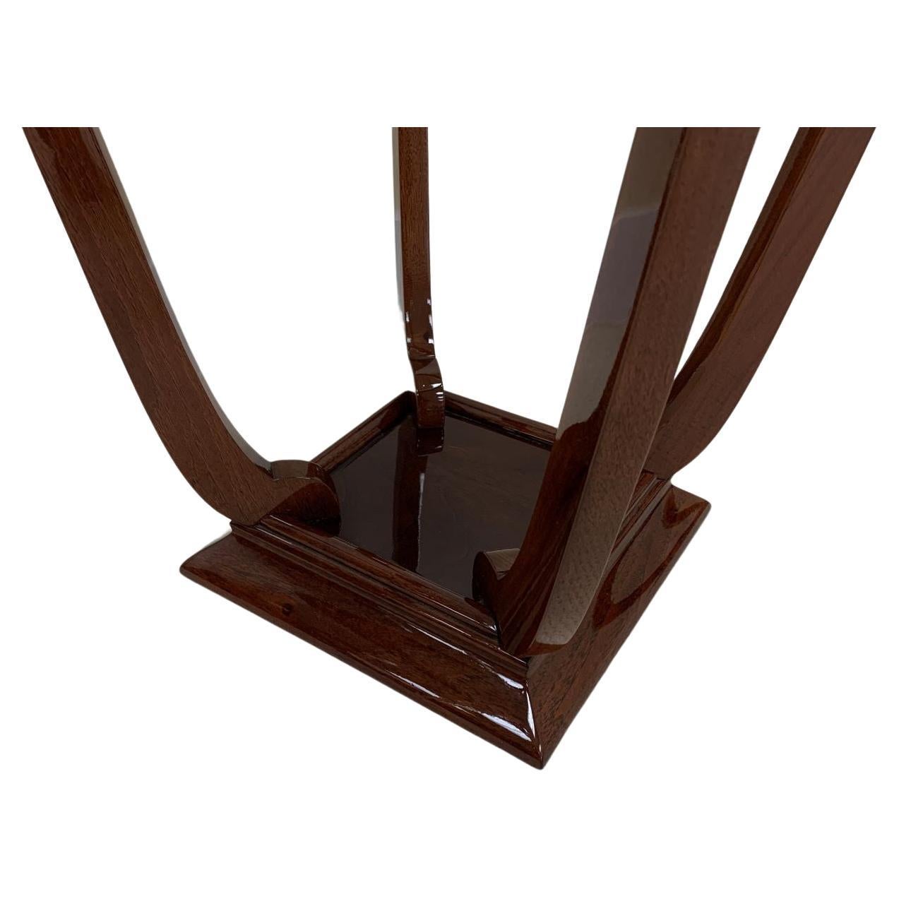 Paire de tables d'appoint Art Déco streamline en forme de tulipe avec plateau en verre. Ce design simple et élégant de l'époque présente des plateaux en verre à bord givré qui sont soutenus par des pieds légèrement incurvés sur des bases effilées.