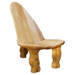 Silla de salón tallada en madera, fabricada por Tellurico para la Galería Emma Scully de Nueva York.