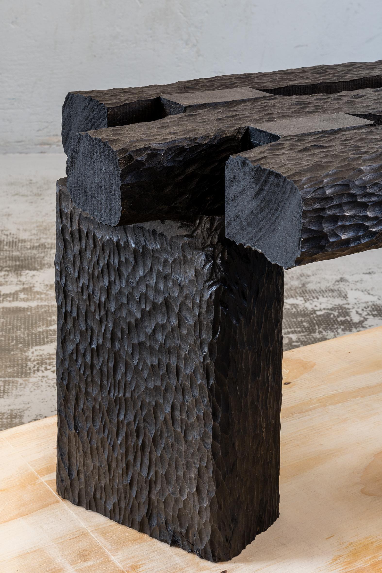 italien Banc en bois sculpté à la main, bois massif, teinté noir, design contemporain en vente