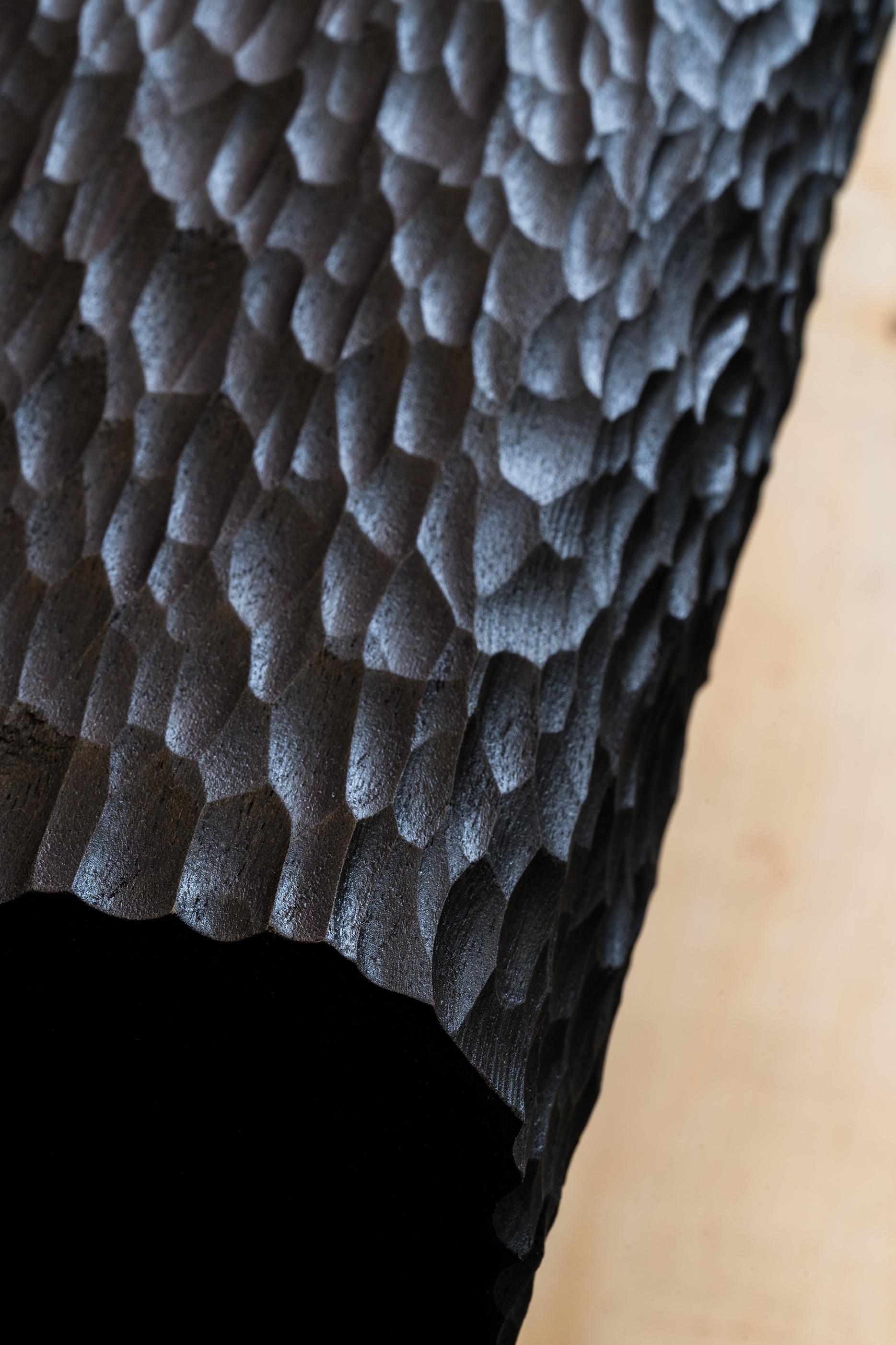 Banc en bois sculpté à la main, bois massif, teinté noir, design contemporain Neuf - En vente à Eindhoven, NL