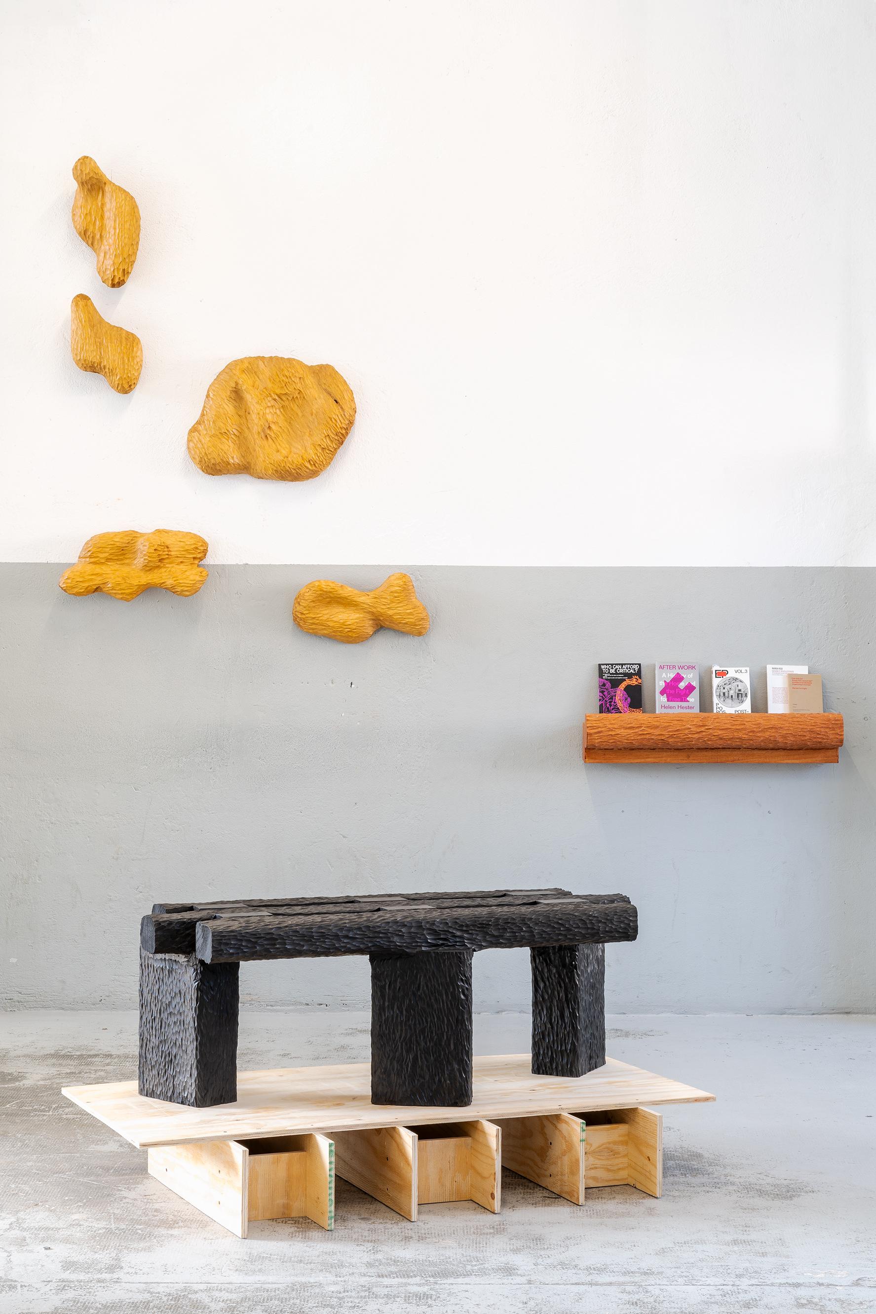 Autre Banc en bois sculpté à la main, bois massif, teinté noir, design contemporain en vente