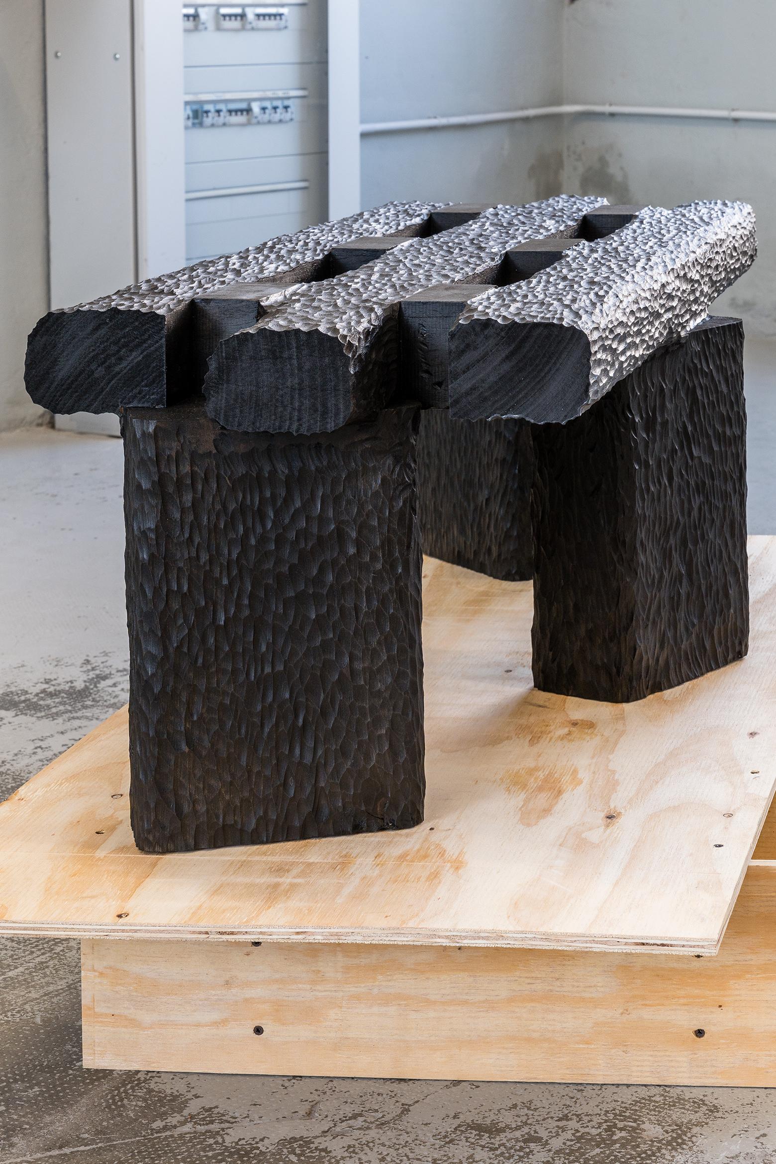 Banc en bois sculpté à la main, bois massif, teinté noir, design contemporain en vente 1