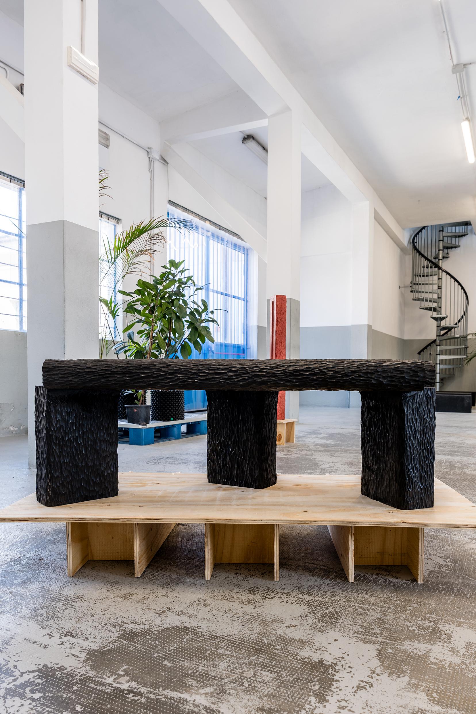 Bois Banc en bois sculpté à la main, bois massif, teinté noir, design contemporain en vente