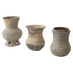 Ensemble de trois vases chinois et coréens de la dynastie Han et de la dynastie Silla
