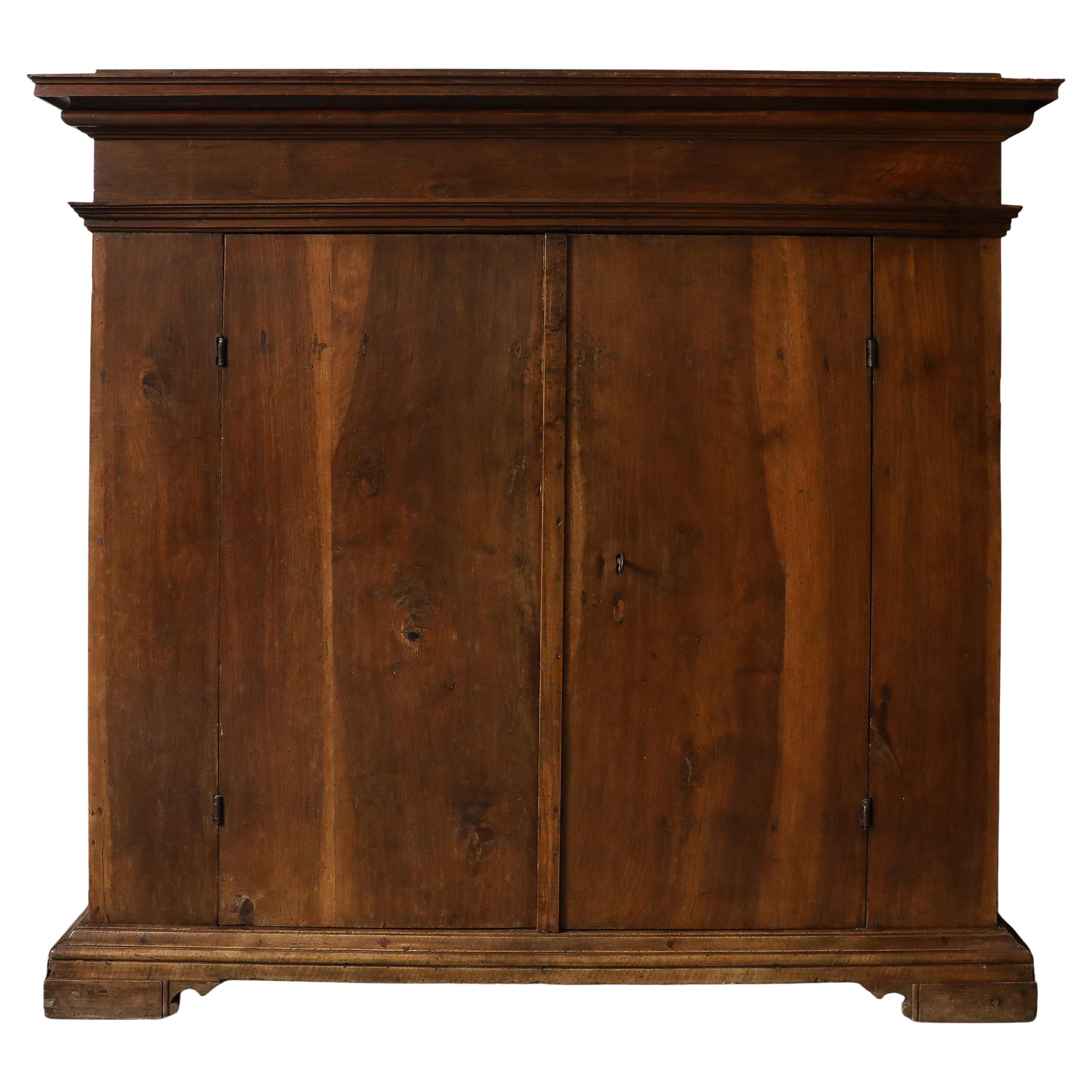 17. Jh. Italienischer Schrank aus toskanischem Nussbaum, Originalschloss und -schlüssel, Originalrückwand im Angebot