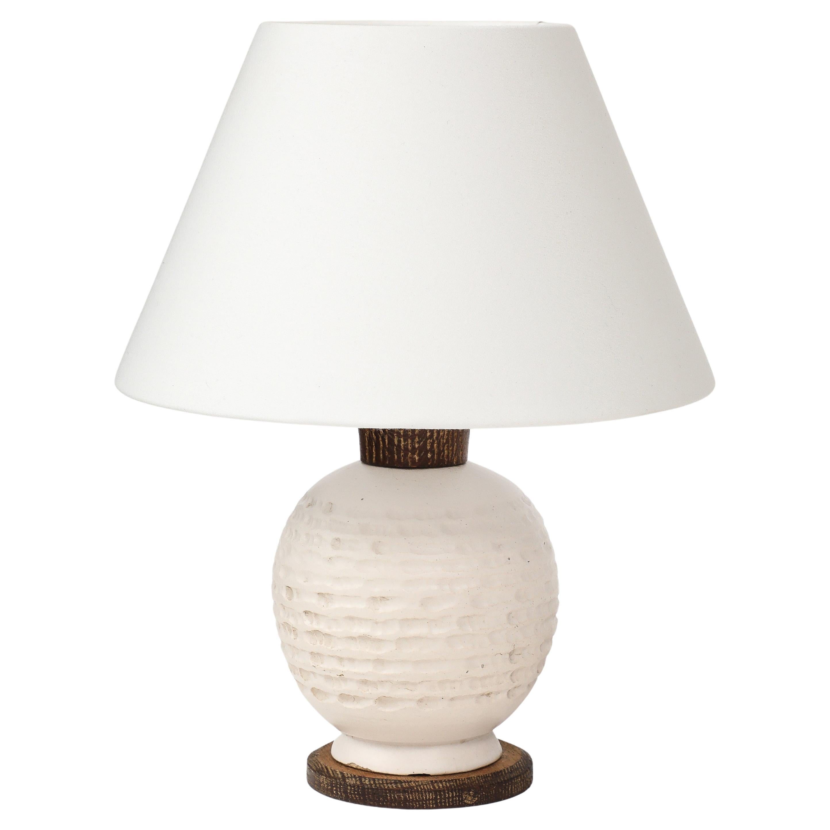 Lampada in ceramica bianca con ferramenta in Oak Oak sbiancato e bronzo, Francia, c.C. 1940
